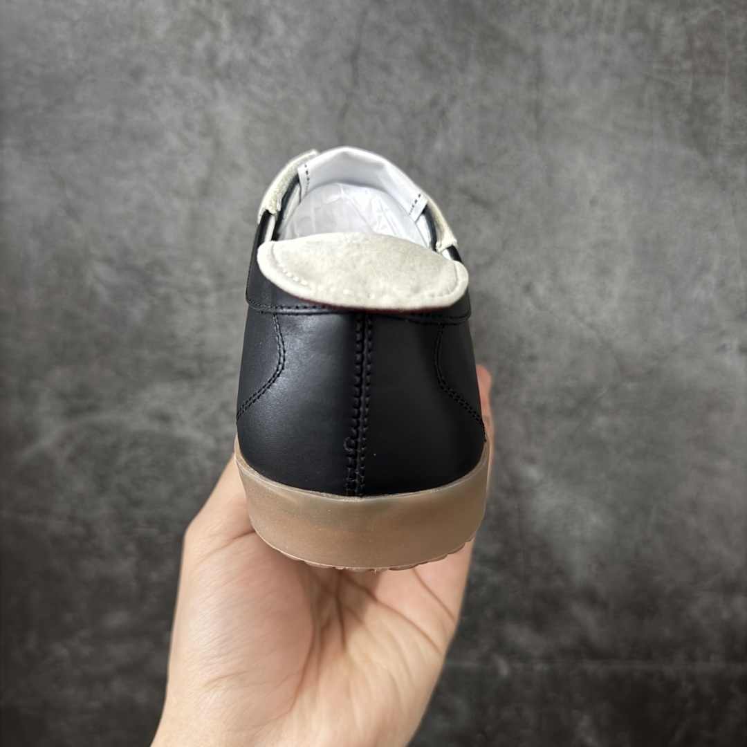 图片[4]-【莞顶礼盒版】CHANEL 26p 熊猫🐼德训鞋 2026年春夏系列的热门单品，凭借复古又简约的设计成为当季爆款，在时尚圈和消费者中都备受追捧 经典黑白配色，鞋身侧面印有标志性的双C Logo，兼具复古德训鞋的休闲感与香奈儿的高级质感。采用柔软的皮革拼接制作，上脚舒适，回归了久违的简约 一眼看上的肯定要get 舒适度极高适合遛娃通勤 高级质感，采用柔软的皮革拼接制作，上脚舒适，适合日常长时间穿着 全套原版礼盒包装，细节感爆棚！ 面料：进口高丝光牛反绒＋牛皮 内里：原版进口透气网 鞋底：原版开模T组合大底 尺码：35 36 37 38 39 40-选品中心