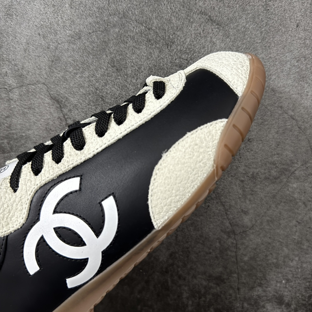 图片[6]-【莞顶礼盒版】CHANEL 26p 熊猫🐼德训鞋 2026年春夏系列的热门单品，凭借复古又简约的设计成为当季爆款，在时尚圈和消费者中都备受追捧 经典黑白配色，鞋身侧面印有标志性的双C Logo，兼具复古德训鞋的休闲感与香奈儿的高级质感。采用柔软的皮革拼接制作，上脚舒适，回归了久违的简约 一眼看上的肯定要get 舒适度极高适合遛娃通勤 高级质感，采用柔软的皮革拼接制作，上脚舒适，适合日常长时间穿着 全套原版礼盒包装，细节感爆棚！ 面料：进口高丝光牛反绒＋牛皮 内里：原版进口透气网 鞋底：原版开模T组合大底 尺码：35 36 37 38 39 40-选品中心