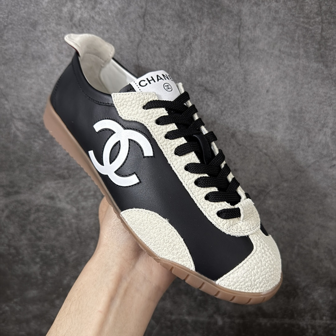 图片[3]-【莞顶礼盒版】CHANEL 26p 熊猫🐼德训鞋 2026年春夏系列的热门单品，凭借复古又简约的设计成为当季爆款，在时尚圈和消费者中都备受追捧 经典黑白配色，鞋身侧面印有标志性的双C Logo，兼具复古德训鞋的休闲感与香奈儿的高级质感。采用柔软的皮革拼接制作，上脚舒适，回归了久违的简约 一眼看上的肯定要get 舒适度极高适合遛娃通勤 高级质感，采用柔软的皮革拼接制作，上脚舒适，适合日常长时间穿着 全套原版礼盒包装，细节感爆棚！ 面料：进口高丝光牛反绒＋牛皮 内里：原版进口透气网 鞋底：原版开模T组合大底 尺码：35 36 37 38 39 40-选品中心