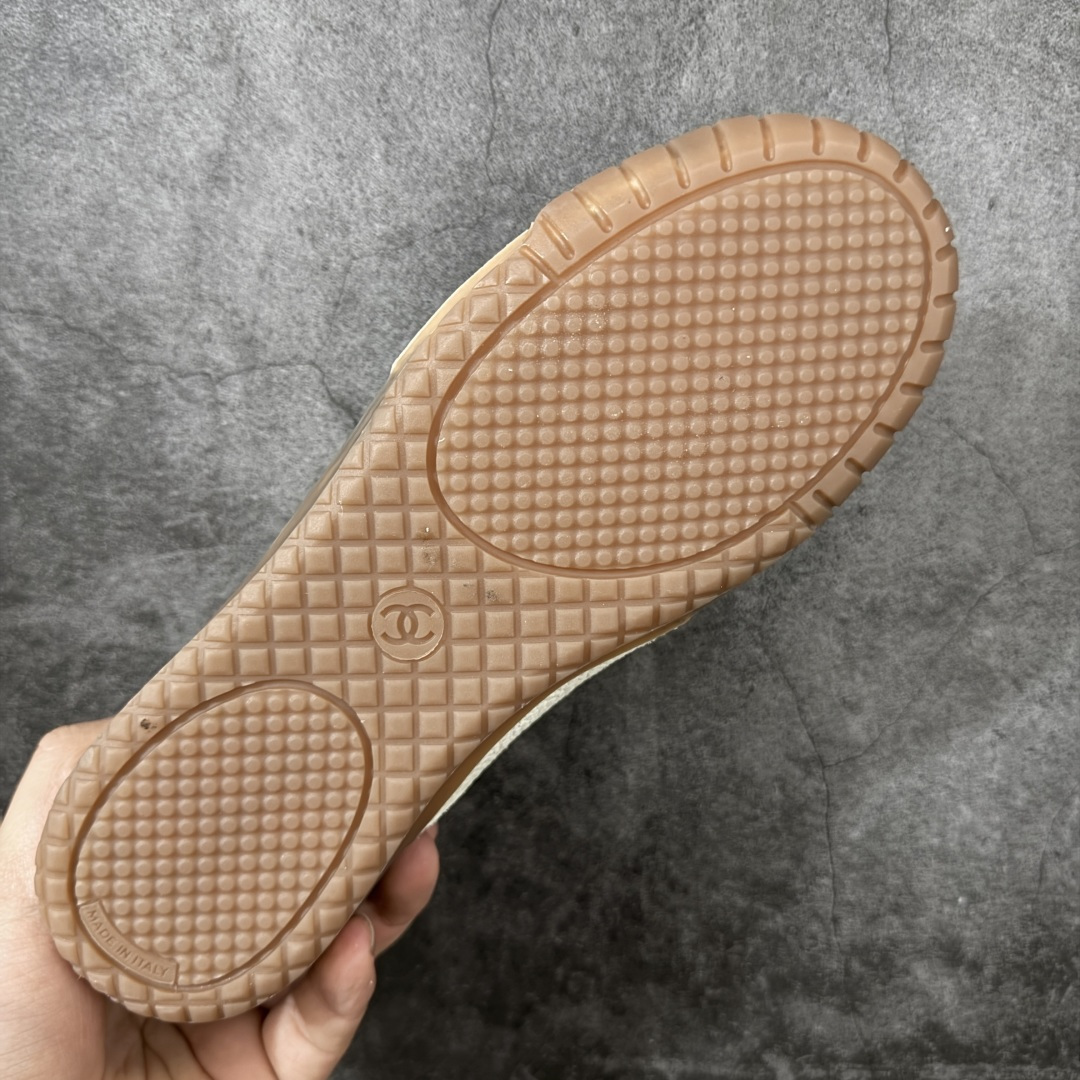 图片[9]-【莞顶礼盒版】CHANEL 26p 熊猫🐼德训鞋 2026年春夏系列的热门单品，凭借复古又简约的设计成为当季爆款，在时尚圈和消费者中都备受追捧 经典黑白配色，鞋身侧面印有标志性的双C Logo，兼具复古德训鞋的休闲感与香奈儿的高级质感。采用柔软的皮革拼接制作，上脚舒适，回归了久违的简约 一眼看上的肯定要get 舒适度极高适合遛娃通勤 高级质感，采用柔软的皮革拼接制作，上脚舒适，适合日常长时间穿着 全套原版礼盒包装，细节感爆棚！ 面料：进口高丝光牛反绒＋牛皮 内里：原版进口透气网 鞋底：原版开模T组合大底 尺码：35 36 37 38 39 40-选品中心