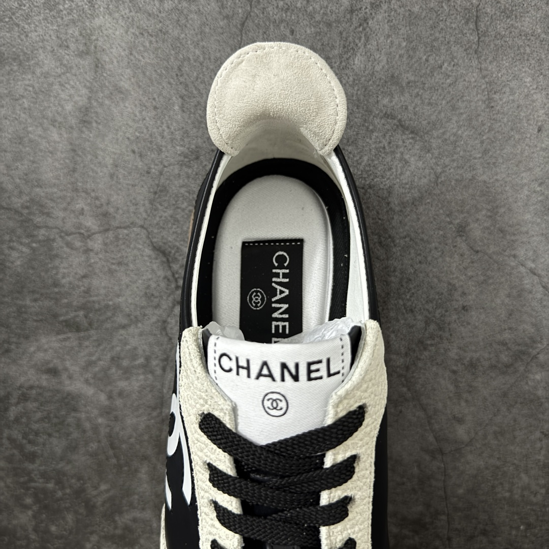 图片[8]-【莞顶礼盒版】CHANEL 26p 熊猫🐼德训鞋 2026年春夏系列的热门单品，凭借复古又简约的设计成为当季爆款，在时尚圈和消费者中都备受追捧 经典黑白配色，鞋身侧面印有标志性的双C Logo，兼具复古德训鞋的休闲感与香奈儿的高级质感。采用柔软的皮革拼接制作，上脚舒适，回归了久违的简约 一眼看上的肯定要get 舒适度极高适合遛娃通勤 高级质感，采用柔软的皮革拼接制作，上脚舒适，适合日常长时间穿着 全套原版礼盒包装，细节感爆棚！ 面料：进口高丝光牛反绒＋牛皮 内里：原版进口透气网 鞋底：原版开模T组合大底 尺码：35 36 37 38 39 40-选品中心