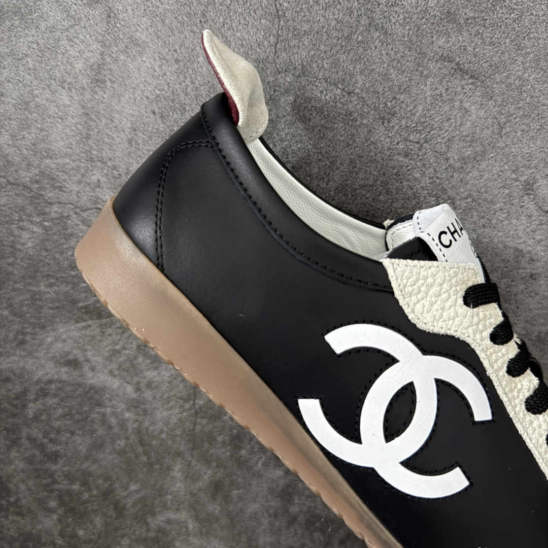 图片[7]-【莞顶礼盒版】CHANEL 26p 熊猫🐼德训鞋 2026年春夏系列的热门单品，凭借复古又简约的设计成为当季爆款，在时尚圈和消费者中都备受追捧 经典黑白配色，鞋身侧面印有标志性的双C Logo，兼具复古德训鞋的休闲感与香奈儿的高级质感。采用柔软的皮革拼接制作，上脚舒适，回归了久违的简约 一眼看上的肯定要get 舒适度极高适合遛娃通勤 高级质感，采用柔软的皮革拼接制作，上脚舒适，适合日常长时间穿着 全套原版礼盒包装，细节感爆棚！ 面料：进口高丝光牛反绒＋牛皮 内里：原版进口透气网 鞋底：原版开模T组合大底 尺码：35 36 37 38 39 40-选品中心