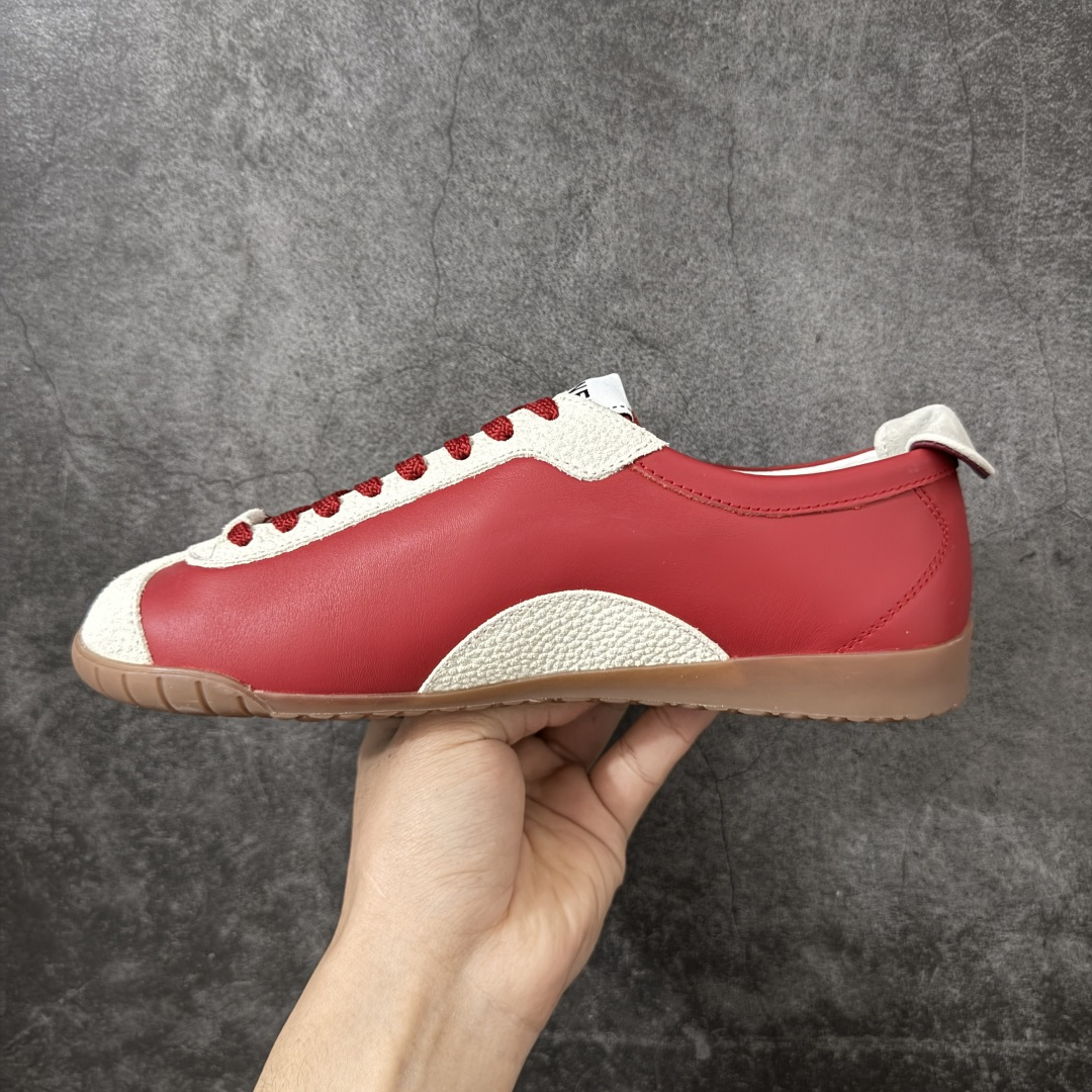 图片[2]-【莞顶礼盒版】CHANEL 26p 熊猫🐼德训鞋 2026年春夏系列的热门单品，凭借复古又简约的设计成为当季爆款，在时尚圈和消费者中都备受追捧 经典黑白配色，鞋身侧面印有标志性的双C Logo，兼具复古德训鞋的休闲感与香奈儿的高级质感。采用柔软的皮革拼接制作，上脚舒适，回归了久违的简约 一眼看上的肯定要get 舒适度极高适合遛娃通勤 高级质感，采用柔软的皮革拼接制作，上脚舒适，适合日常长时间穿着 全套原版礼盒包装，细节感爆棚！ 面料：进口高丝光牛反绒＋牛皮 内里：原版进口透气网 鞋底：原版开模T组合大底 尺码：35 36 37 38 39 40-选品中心