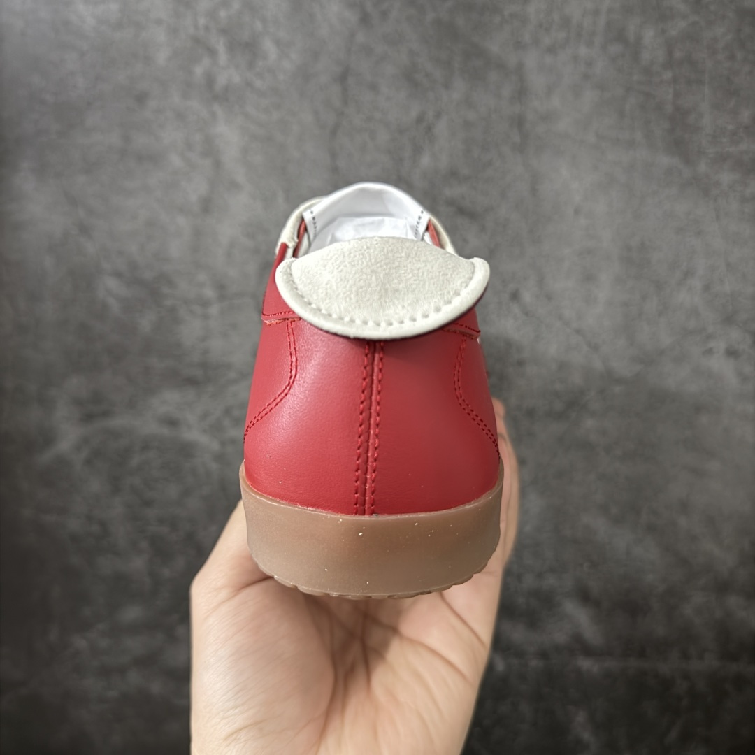 图片[4]-【莞顶礼盒版】CHANEL 26p 熊猫🐼德训鞋 2026年春夏系列的热门单品，凭借复古又简约的设计成为当季爆款，在时尚圈和消费者中都备受追捧 经典黑白配色，鞋身侧面印有标志性的双C Logo，兼具复古德训鞋的休闲感与香奈儿的高级质感。采用柔软的皮革拼接制作，上脚舒适，回归了久违的简约 一眼看上的肯定要get 舒适度极高适合遛娃通勤 高级质感，采用柔软的皮革拼接制作，上脚舒适，适合日常长时间穿着 全套原版礼盒包装，细节感爆棚！ 面料：进口高丝光牛反绒＋牛皮 内里：原版进口透气网 鞋底：原版开模T组合大底 尺码：35 36 37 38 39 40-选品中心