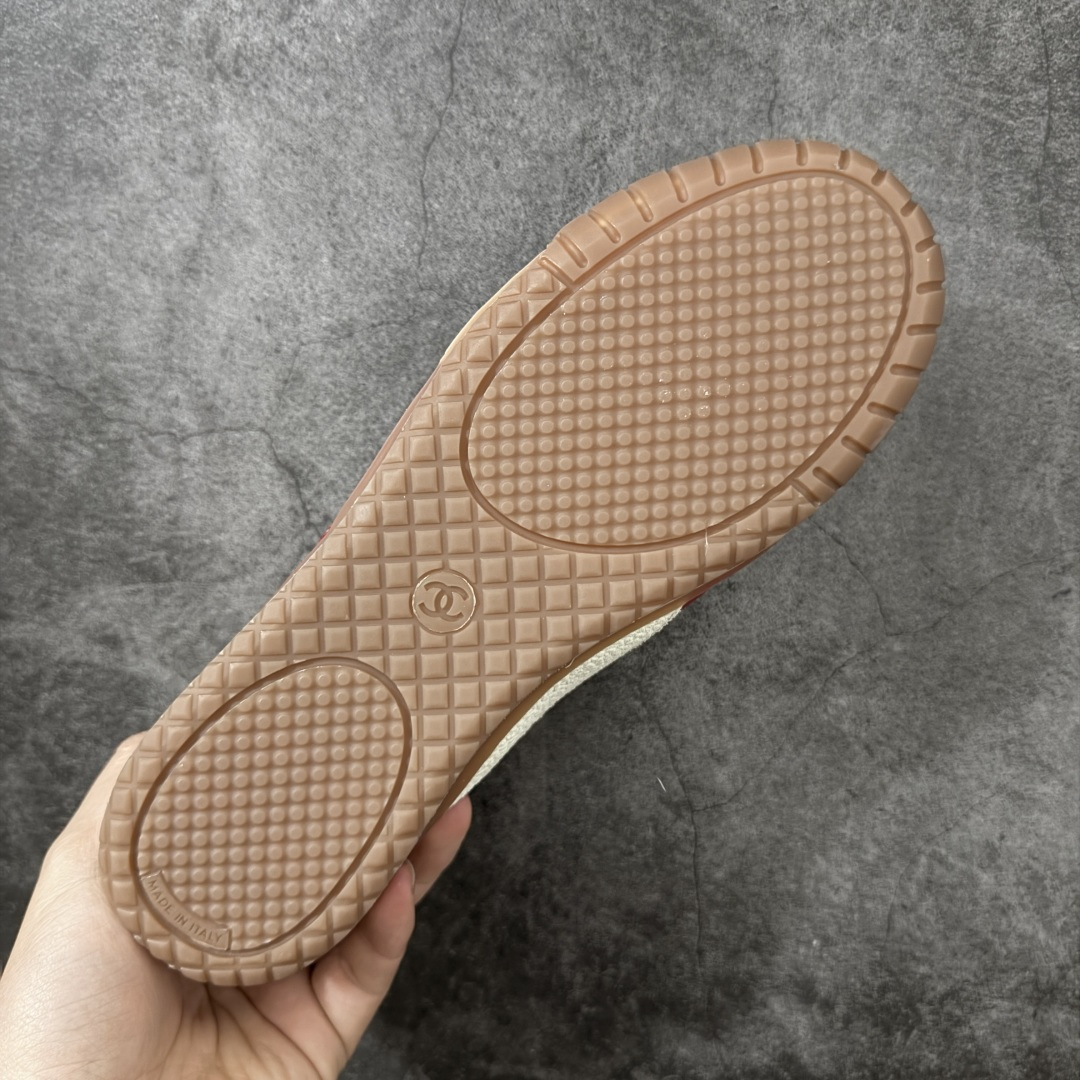 图片[9]-【莞顶礼盒版】CHANEL 26p 熊猫🐼德训鞋 2026年春夏系列的热门单品，凭借复古又简约的设计成为当季爆款，在时尚圈和消费者中都备受追捧 经典黑白配色，鞋身侧面印有标志性的双C Logo，兼具复古德训鞋的休闲感与香奈儿的高级质感。采用柔软的皮革拼接制作，上脚舒适，回归了久违的简约 一眼看上的肯定要get 舒适度极高适合遛娃通勤 高级质感，采用柔软的皮革拼接制作，上脚舒适，适合日常长时间穿着 全套原版礼盒包装，细节感爆棚！ 面料：进口高丝光牛反绒＋牛皮 内里：原版进口透气网 鞋底：原版开模T组合大底 尺码：35 36 37 38 39 40-选品中心