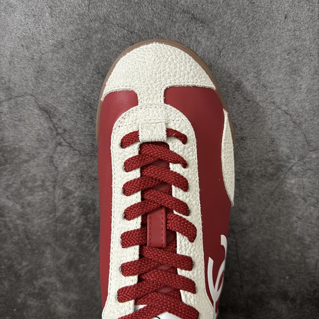 图片[5]-【莞顶礼盒版】CHANEL 26p 熊猫🐼德训鞋 2026年春夏系列的热门单品，凭借复古又简约的设计成为当季爆款，在时尚圈和消费者中都备受追捧 经典黑白配色，鞋身侧面印有标志性的双C Logo，兼具复古德训鞋的休闲感与香奈儿的高级质感。采用柔软的皮革拼接制作，上脚舒适，回归了久违的简约 一眼看上的肯定要get 舒适度极高适合遛娃通勤 高级质感，采用柔软的皮革拼接制作，上脚舒适，适合日常长时间穿着 全套原版礼盒包装，细节感爆棚！ 面料：进口高丝光牛反绒＋牛皮 内里：原版进口透气网 鞋底：原版开模T组合大底 尺码：35 36 37 38 39 40-选品中心