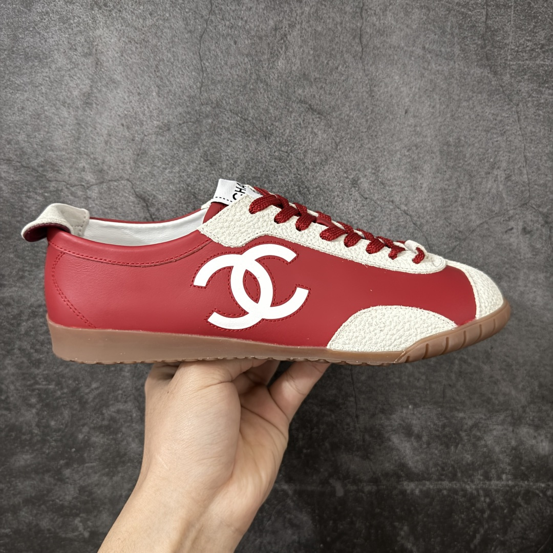 【莞顶礼盒版】CHANEL 26p 熊猫🐼德训鞋 2026年春夏系列的热门单品，凭借复古又简约的设计成为当季爆款，在时尚圈和消费者中都备受追捧 经典黑白配色，鞋身侧面印有标志性的双C Logo，兼具复古德训鞋的休闲感与香奈儿的高级质感。采用柔软的皮革拼接制作，上脚舒适，回归了久违的简约 一眼看上的肯定要get 舒适度极高适合遛娃通勤 高级质感，采用柔软的皮革拼接制作，上脚舒适，适合日常长时间穿着 全套原版礼盒包装，细节感爆棚！ 面料：进口高丝光牛反绒＋牛皮 内里：原版进口透气网 鞋底：原版开模T组合大底 尺码：35 36 37 38 39 40-选品中心