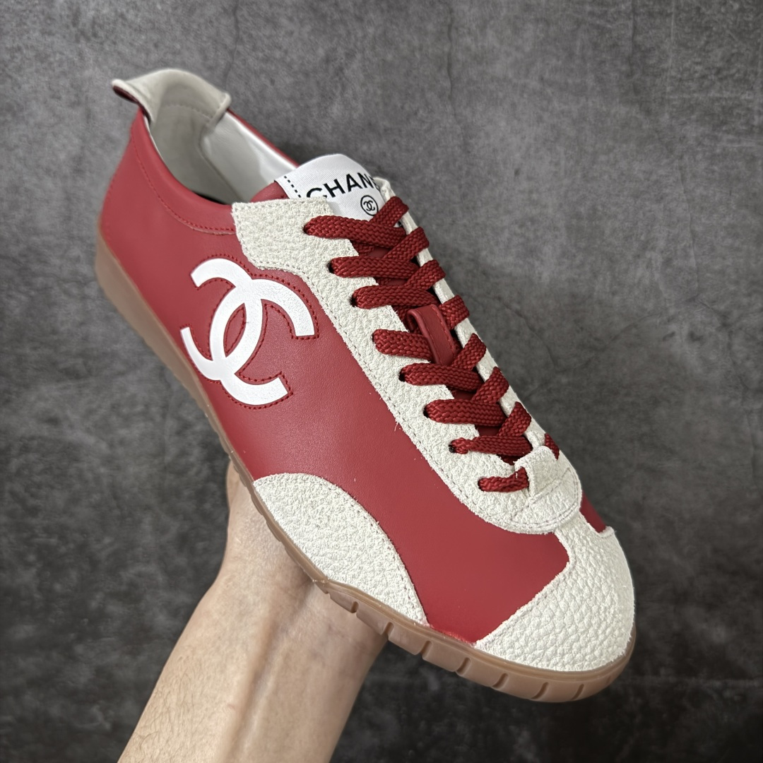 图片[3]-【莞顶礼盒版】CHANEL 26p 熊猫🐼德训鞋 2026年春夏系列的热门单品，凭借复古又简约的设计成为当季爆款，在时尚圈和消费者中都备受追捧 经典黑白配色，鞋身侧面印有标志性的双C Logo，兼具复古德训鞋的休闲感与香奈儿的高级质感。采用柔软的皮革拼接制作，上脚舒适，回归了久违的简约 一眼看上的肯定要get 舒适度极高适合遛娃通勤 高级质感，采用柔软的皮革拼接制作，上脚舒适，适合日常长时间穿着 全套原版礼盒包装，细节感爆棚！ 面料：进口高丝光牛反绒＋牛皮 内里：原版进口透气网 鞋底：原版开模T组合大底 尺码：35 36 37 38 39 40-选品中心