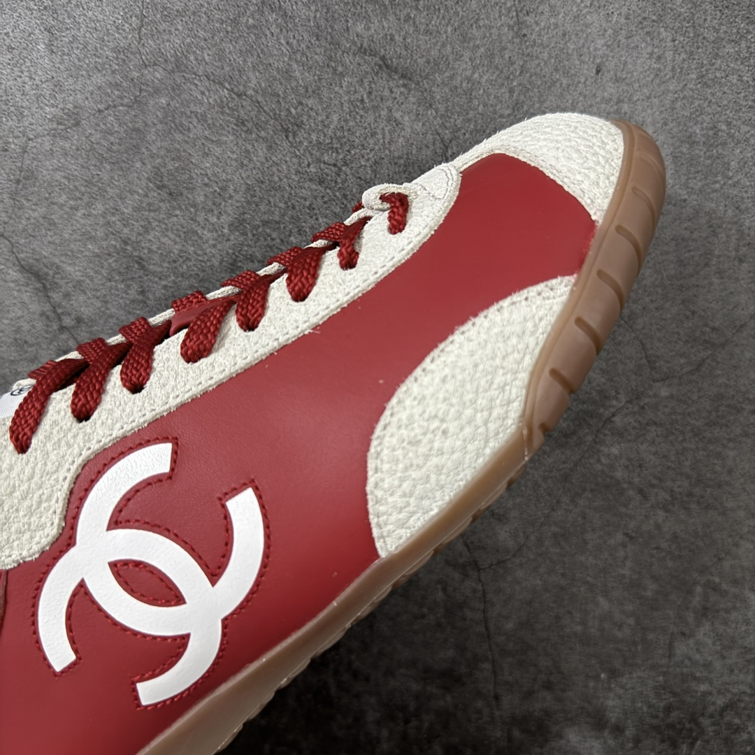 图片[6]-【莞顶礼盒版】CHANEL 26p 熊猫🐼德训鞋 2026年春夏系列的热门单品，凭借复古又简约的设计成为当季爆款，在时尚圈和消费者中都备受追捧 经典黑白配色，鞋身侧面印有标志性的双C Logo，兼具复古德训鞋的休闲感与香奈儿的高级质感。采用柔软的皮革拼接制作，上脚舒适，回归了久违的简约 一眼看上的肯定要get 舒适度极高适合遛娃通勤 高级质感，采用柔软的皮革拼接制作，上脚舒适，适合日常长时间穿着 全套原版礼盒包装，细节感爆棚！ 面料：进口高丝光牛反绒＋牛皮 内里：原版进口透气网 鞋底：原版开模T组合大底 尺码：35 36 37 38 39 40-选品中心