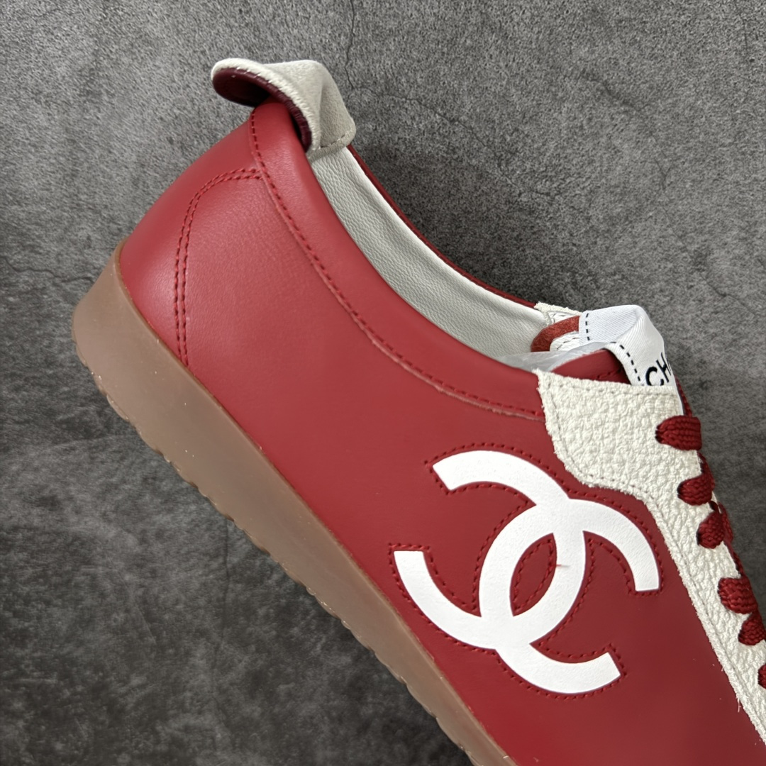 图片[7]-【莞顶礼盒版】CHANEL 26p 熊猫🐼德训鞋 2026年春夏系列的热门单品，凭借复古又简约的设计成为当季爆款，在时尚圈和消费者中都备受追捧 经典黑白配色，鞋身侧面印有标志性的双C Logo，兼具复古德训鞋的休闲感与香奈儿的高级质感。采用柔软的皮革拼接制作，上脚舒适，回归了久违的简约 一眼看上的肯定要get 舒适度极高适合遛娃通勤 高级质感，采用柔软的皮革拼接制作，上脚舒适，适合日常长时间穿着 全套原版礼盒包装，细节感爆棚！ 面料：进口高丝光牛反绒＋牛皮 内里：原版进口透气网 鞋底：原版开模T组合大底 尺码：35 36 37 38 39 40-选品中心