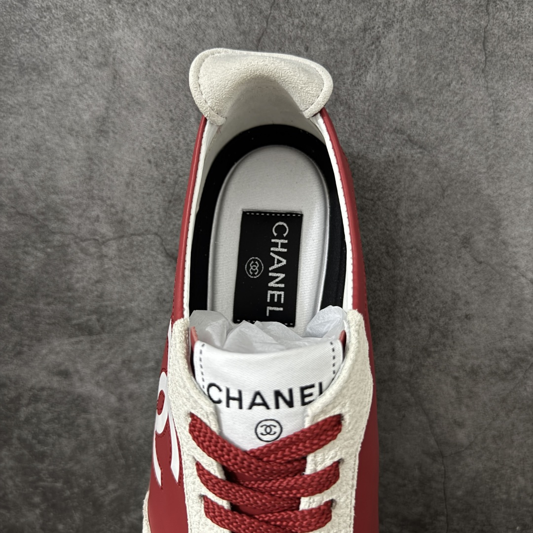 图片[8]-【莞顶礼盒版】CHANEL 26p 熊猫🐼德训鞋 2026年春夏系列的热门单品，凭借复古又简约的设计成为当季爆款，在时尚圈和消费者中都备受追捧 经典黑白配色，鞋身侧面印有标志性的双C Logo，兼具复古德训鞋的休闲感与香奈儿的高级质感。采用柔软的皮革拼接制作，上脚舒适，回归了久违的简约 一眼看上的肯定要get 舒适度极高适合遛娃通勤 高级质感，采用柔软的皮革拼接制作，上脚舒适，适合日常长时间穿着 全套原版礼盒包装，细节感爆棚！ 面料：进口高丝光牛反绒＋牛皮 内里：原版进口透气网 鞋底：原版开模T组合大底 尺码：35 36 37 38 39 40-选品中心