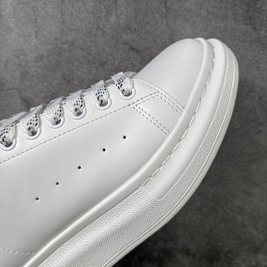 图片[6]-【HT纯原礼盒版】Alexander McQueen/亚历山大麦昆松糕鞋厚底增高小白鞋 黑皮尾 全市场配色最齐(100+配色) 性价比最高 同价位品质无敌 进口丝绸亚光原版正品 水染羊皮内里 羊皮垫脚 回弹度到位 耐磨又舒适 鞋底厚4.5cm 全套原版包装 配件齐全 官方一致 凹凸定制正品原盒包装 右脚鞋舌嵌入防伪芯片装置 外盒鞋标官方二维码扫码+防伪芯片 尺码：35-46-选品中心