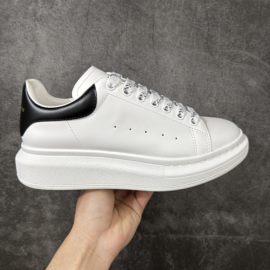 【HT纯原礼盒版】Alexander McQueen/亚历山大麦昆松糕鞋厚底增高小白鞋 黑皮尾 全市场配色最齐(100+配色) 性价比最高 同价位品质无敌 进口丝绸亚光原版正品 水染羊皮内里 羊皮垫脚 回弹度到位 耐磨又舒适 鞋底厚4.5cm 全套原版包装 配件齐全 官方一致 凹凸定制正品原盒包装 右脚鞋舌嵌入防伪芯片装置 外盒鞋标官方二维码扫码+防伪芯片 尺码：35-46-选品中心