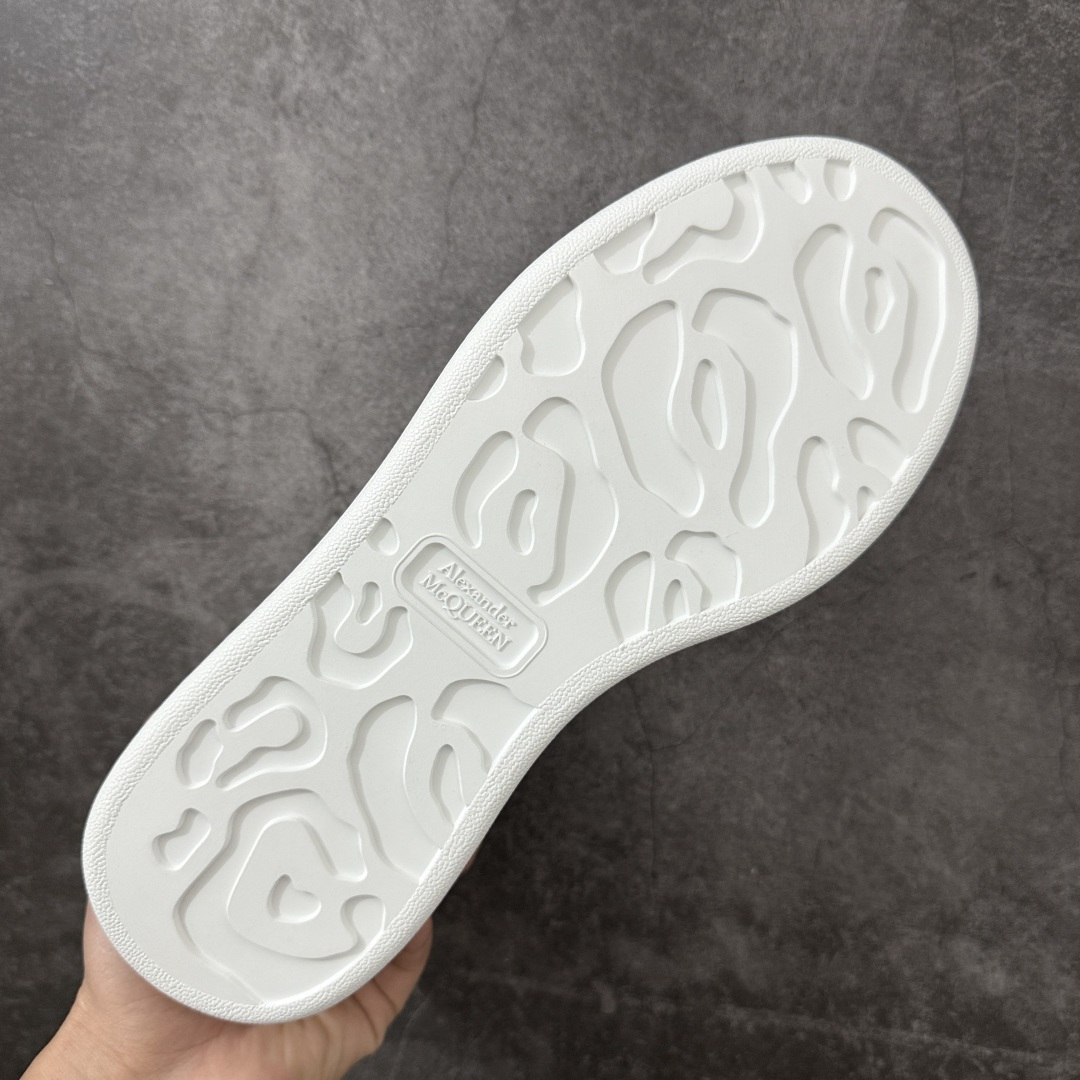 图片[9]-【HT纯原礼盒版】Alexander McQueen/亚历山大麦昆松糕鞋厚底增高小白鞋 黑皮尾 全市场配色最齐(100+配色) 性价比最高 同价位品质无敌 进口丝绸亚光原版正品 水染羊皮内里 羊皮垫脚 回弹度到位 耐磨又舒适 鞋底厚4.5cm 全套原版包装 配件齐全 官方一致 凹凸定制正品原盒包装 右脚鞋舌嵌入防伪芯片装置 外盒鞋标官方二维码扫码+防伪芯片 尺码：35-46-选品中心