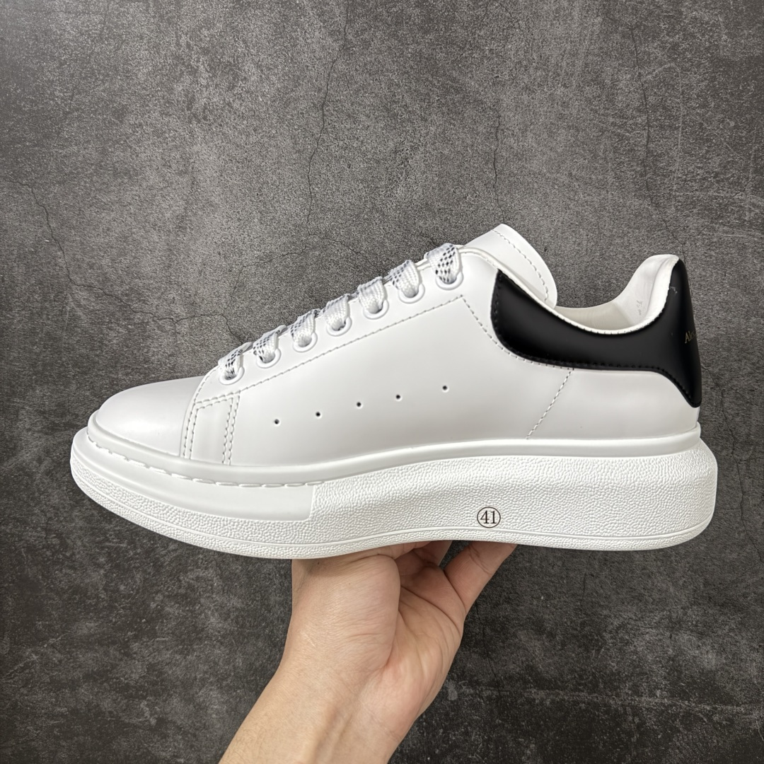 图片[2]-【HT纯原礼盒版】Alexander McQueen/亚历山大麦昆松糕鞋厚底增高小白鞋 黑皮尾 全市场配色最齐(100+配色) 性价比最高 同价位品质无敌 进口丝绸亚光原版正品 水染羊皮内里 羊皮垫脚 回弹度到位 耐磨又舒适 鞋底厚4.5cm 全套原版包装 配件齐全 官方一致 凹凸定制正品原盒包装 右脚鞋舌嵌入防伪芯片装置 外盒鞋标官方二维码扫码+防伪芯片 尺码：35-46-选品中心