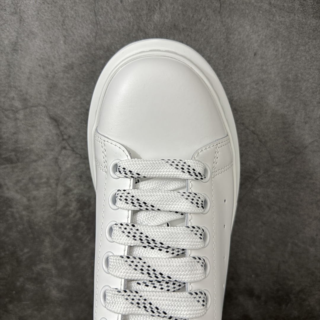 图片[5]-【HT纯原礼盒版】Alexander McQueen/亚历山大麦昆松糕鞋厚底增高小白鞋 黑皮尾 全市场配色最齐(100+配色) 性价比最高 同价位品质无敌 进口丝绸亚光原版正品 水染羊皮内里 羊皮垫脚 回弹度到位 耐磨又舒适 鞋底厚4.5cm 全套原版包装 配件齐全 官方一致 凹凸定制正品原盒包装 右脚鞋舌嵌入防伪芯片装置 外盒鞋标官方二维码扫码+防伪芯片 尺码：35-46-选品中心