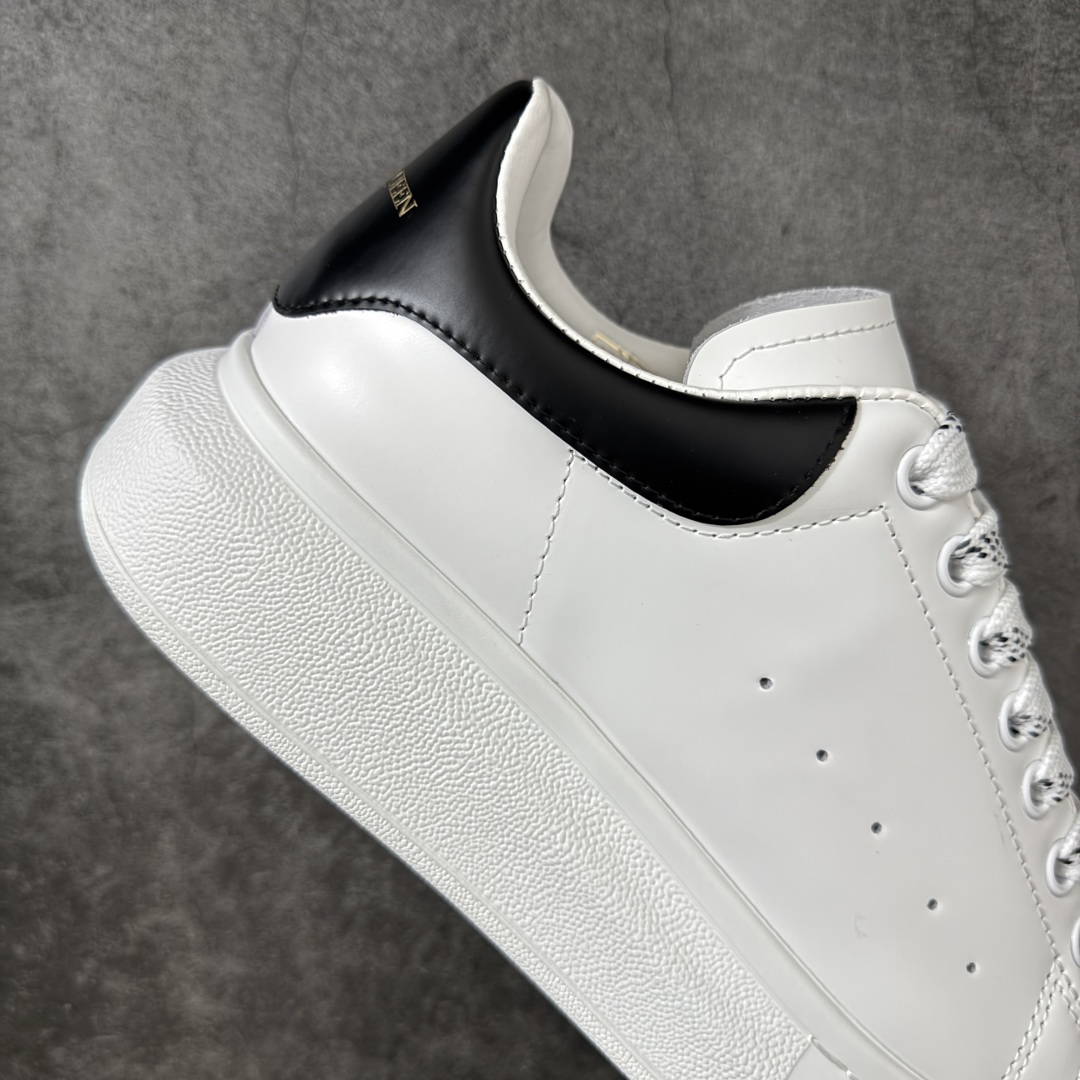 图片[7]-【HT纯原礼盒版】Alexander McQueen/亚历山大麦昆松糕鞋厚底增高小白鞋 黑皮尾 全市场配色最齐(100+配色) 性价比最高 同价位品质无敌 进口丝绸亚光原版正品 水染羊皮内里 羊皮垫脚 回弹度到位 耐磨又舒适 鞋底厚4.5cm 全套原版包装 配件齐全 官方一致 凹凸定制正品原盒包装 右脚鞋舌嵌入防伪芯片装置 外盒鞋标官方二维码扫码+防伪芯片 尺码：35-46-选品中心