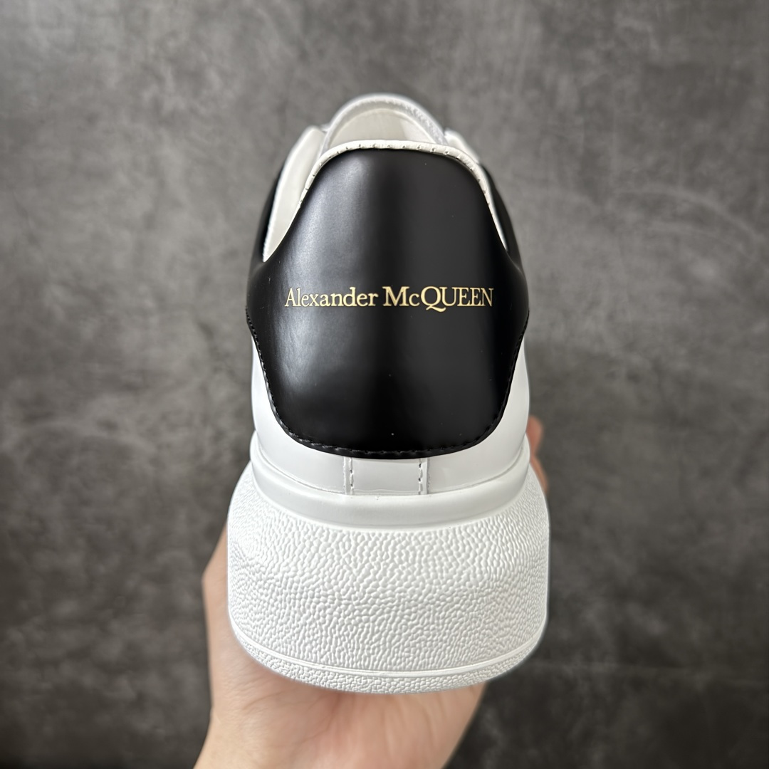 图片[4]-【HT纯原礼盒版】Alexander McQueen/亚历山大麦昆松糕鞋厚底增高小白鞋 黑皮尾 全市场配色最齐(100+配色) 性价比最高 同价位品质无敌 进口丝绸亚光原版正品 水染羊皮内里 羊皮垫脚 回弹度到位 耐磨又舒适 鞋底厚4.5cm 全套原版包装 配件齐全 官方一致 凹凸定制正品原盒包装 右脚鞋舌嵌入防伪芯片装置 外盒鞋标官方二维码扫码+防伪芯片 尺码：35-46-选品中心