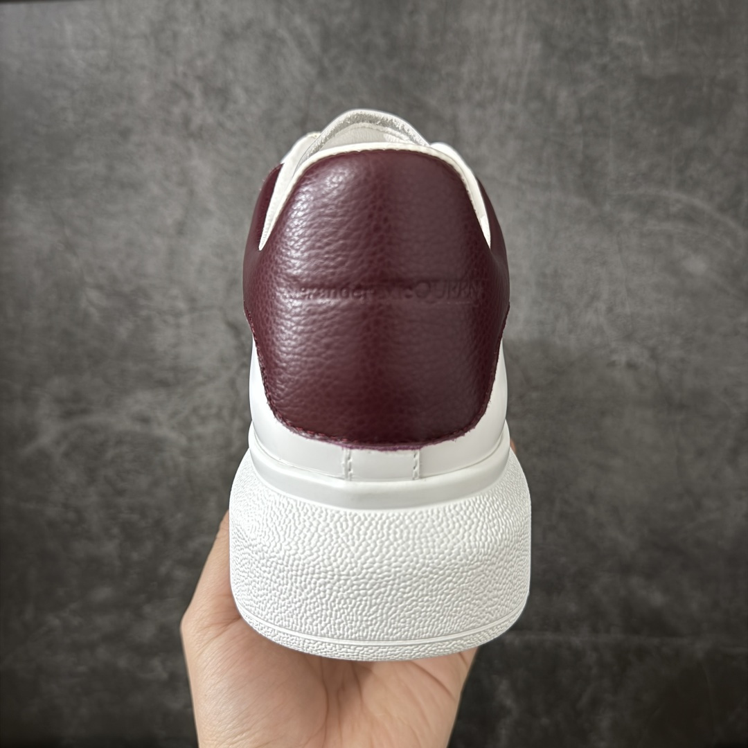 图片[4]-【HT纯原礼盒版】Alexander McQueen/亚历山大麦昆松糕鞋厚底增高小白鞋 酒红荔纹 全市场配色最齐(100+配色) 性价比最高 同价位品质无敌 进口丝绸亚光原版正品 水染羊皮内里 羊皮垫脚 回弹度到位 耐磨又舒适 鞋底厚4.5cm 全套原版包装 配件齐全 官方一致 凹凸定制正品原盒包装 右脚鞋舌嵌入防伪芯片装置 外盒鞋标官方二维码扫码+防伪芯片 尺码：35-45-选品中心