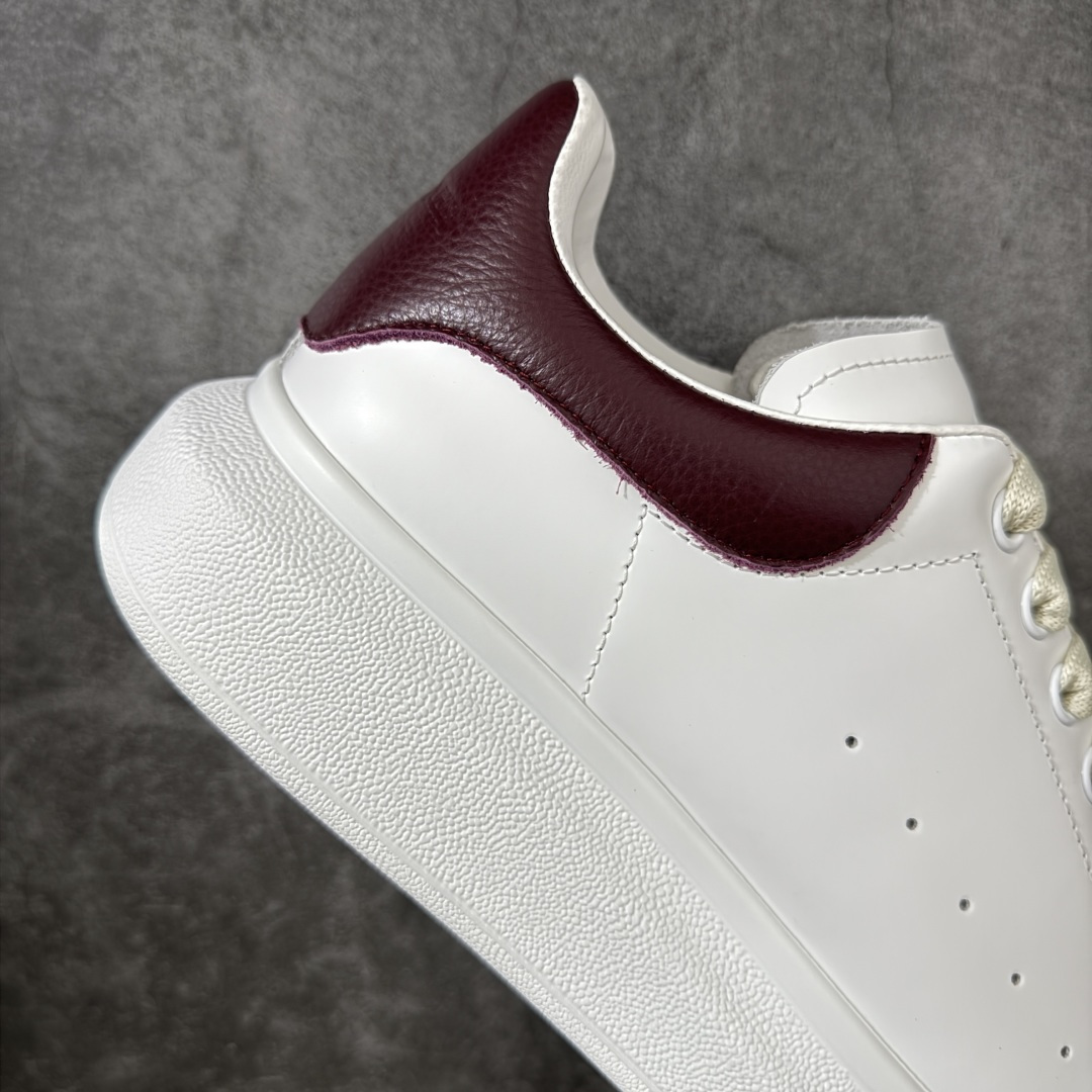 图片[7]-【HT纯原礼盒版】Alexander McQueen/亚历山大麦昆松糕鞋厚底增高小白鞋 酒红荔纹 全市场配色最齐(100+配色) 性价比最高 同价位品质无敌 进口丝绸亚光原版正品 水染羊皮内里 羊皮垫脚 回弹度到位 耐磨又舒适 鞋底厚4.5cm 全套原版包装 配件齐全 官方一致 凹凸定制正品原盒包装 右脚鞋舌嵌入防伪芯片装置 外盒鞋标官方二维码扫码+防伪芯片 尺码：35-45-选品中心