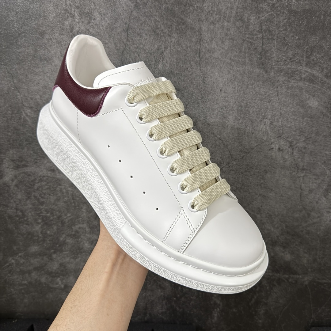 图片[3]-【HT纯原礼盒版】Alexander McQueen/亚历山大麦昆松糕鞋厚底增高小白鞋 酒红荔纹 全市场配色最齐(100+配色) 性价比最高 同价位品质无敌 进口丝绸亚光原版正品 水染羊皮内里 羊皮垫脚 回弹度到位 耐磨又舒适 鞋底厚4.5cm 全套原版包装 配件齐全 官方一致 凹凸定制正品原盒包装 右脚鞋舌嵌入防伪芯片装置 外盒鞋标官方二维码扫码+防伪芯片 尺码：35-45-选品中心