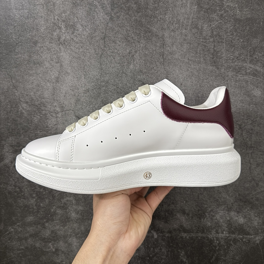 图片[2]-【HT纯原礼盒版】Alexander McQueen/亚历山大麦昆松糕鞋厚底增高小白鞋 酒红荔纹 全市场配色最齐(100+配色) 性价比最高 同价位品质无敌 进口丝绸亚光原版正品 水染羊皮内里 羊皮垫脚 回弹度到位 耐磨又舒适 鞋底厚4.5cm 全套原版包装 配件齐全 官方一致 凹凸定制正品原盒包装 右脚鞋舌嵌入防伪芯片装置 外盒鞋标官方二维码扫码+防伪芯片 尺码：35-45-选品中心