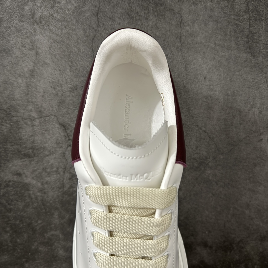 图片[8]-【HT纯原礼盒版】Alexander McQueen/亚历山大麦昆松糕鞋厚底增高小白鞋 酒红荔纹 全市场配色最齐(100+配色) 性价比最高 同价位品质无敌 进口丝绸亚光原版正品 水染羊皮内里 羊皮垫脚 回弹度到位 耐磨又舒适 鞋底厚4.5cm 全套原版包装 配件齐全 官方一致 凹凸定制正品原盒包装 右脚鞋舌嵌入防伪芯片装置 外盒鞋标官方二维码扫码+防伪芯片 尺码：35-45-选品中心