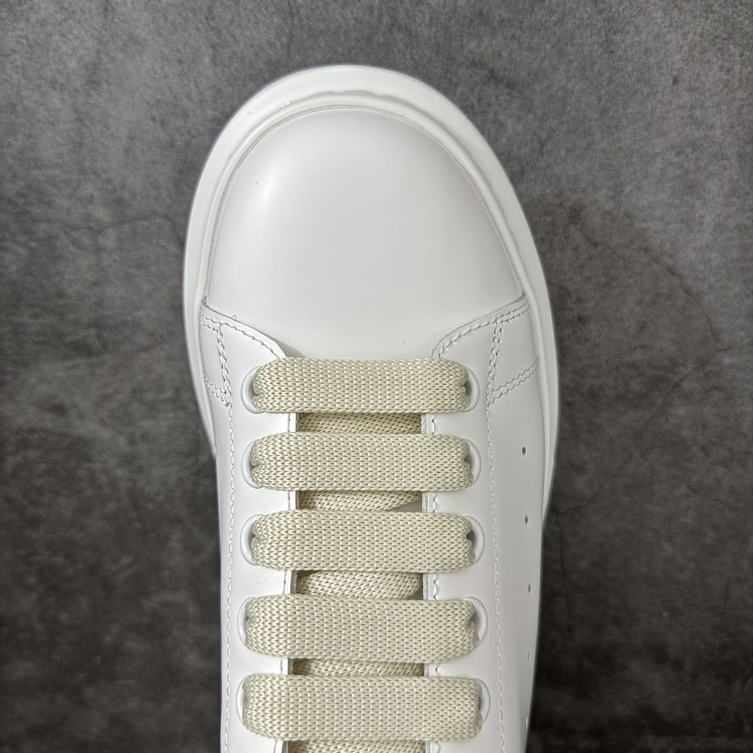 图片[5]-【HT纯原礼盒版】Alexander McQueen/亚历山大麦昆松糕鞋厚底增高小白鞋 酒红荔纹 全市场配色最齐(100+配色) 性价比最高 同价位品质无敌 进口丝绸亚光原版正品 水染羊皮内里 羊皮垫脚 回弹度到位 耐磨又舒适 鞋底厚4.5cm 全套原版包装 配件齐全 官方一致 凹凸定制正品原盒包装 右脚鞋舌嵌入防伪芯片装置 外盒鞋标官方二维码扫码+防伪芯片 尺码：35-45-选品中心