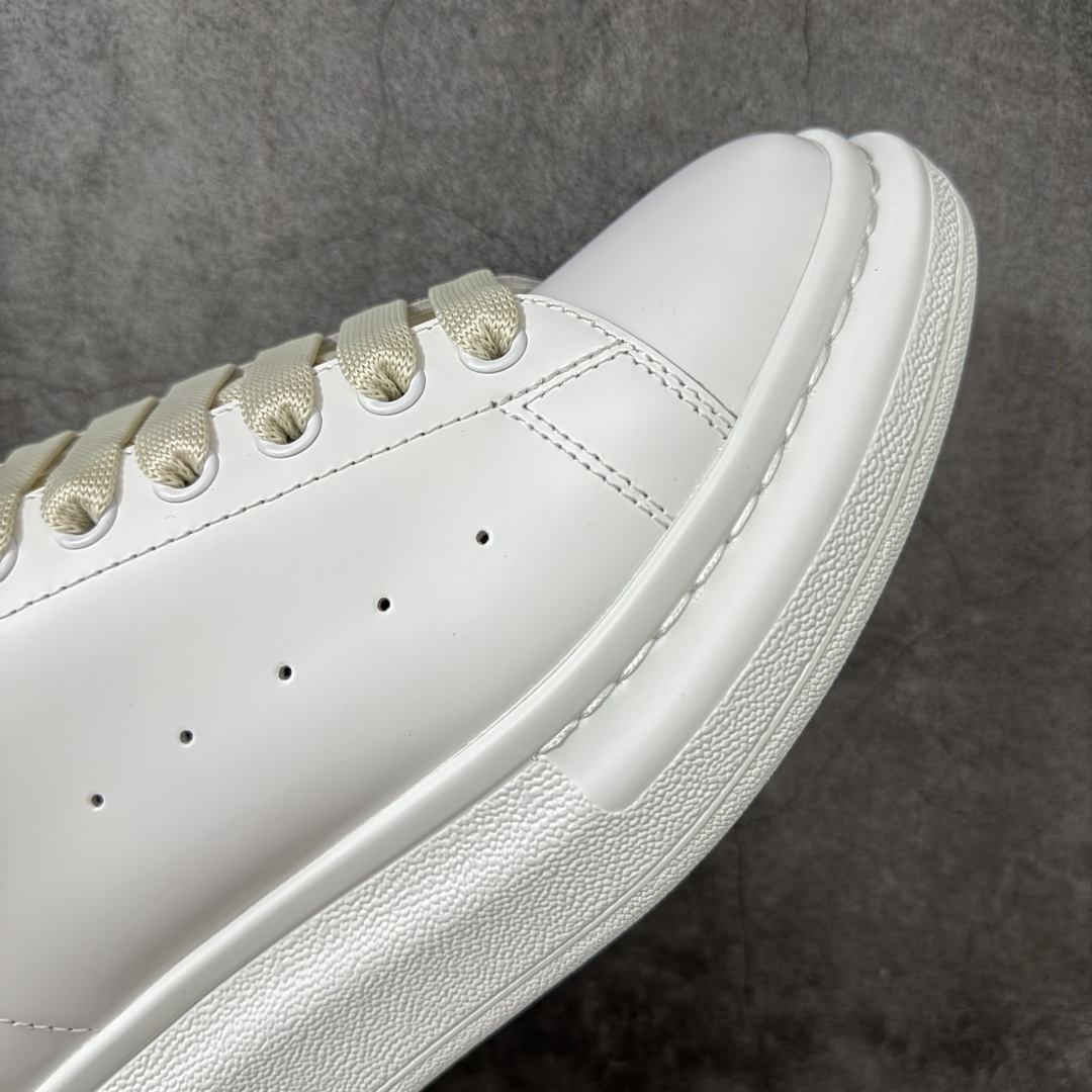 图片[6]-【HT纯原礼盒版】Alexander McQueen/亚历山大麦昆松糕鞋厚底增高小白鞋 酒红荔纹 全市场配色最齐(100+配色) 性价比最高 同价位品质无敌 进口丝绸亚光原版正品 水染羊皮内里 羊皮垫脚 回弹度到位 耐磨又舒适 鞋底厚4.5cm 全套原版包装 配件齐全 官方一致 凹凸定制正品原盒包装 右脚鞋舌嵌入防伪芯片装置 外盒鞋标官方二维码扫码+防伪芯片 尺码：35-45-选品中心