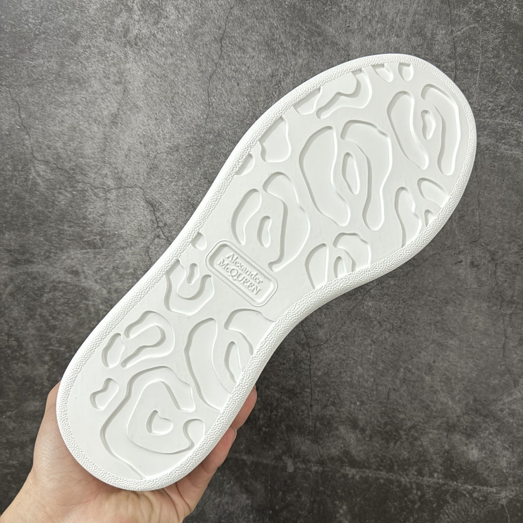 图片[9]-【HT纯原礼盒版】Alexander McQueen/亚历山大麦昆松糕鞋厚底增高小白鞋 酒红荔纹 全市场配色最齐(100+配色) 性价比最高 同价位品质无敌 进口丝绸亚光原版正品 水染羊皮内里 羊皮垫脚 回弹度到位 耐磨又舒适 鞋底厚4.5cm 全套原版包装 配件齐全 官方一致 凹凸定制正品原盒包装 右脚鞋舌嵌入防伪芯片装置 外盒鞋标官方二维码扫码+防伪芯片 尺码：35-45-选品中心