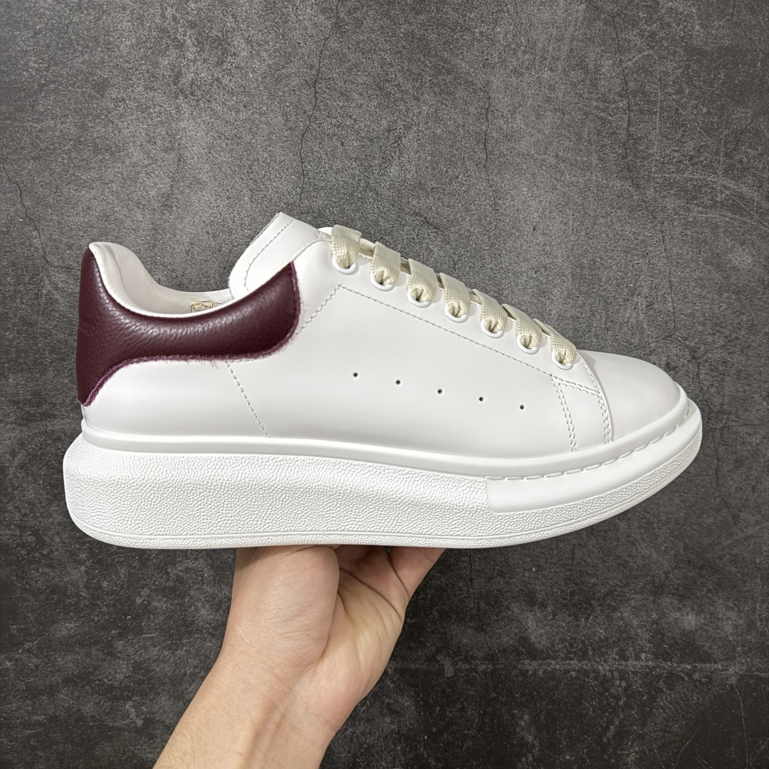 【HT纯原礼盒版】Alexander McQueen/亚历山大麦昆松糕鞋厚底增高小白鞋 酒红荔纹 全市场配色最齐(100+配色) 性价比最高 同价位品质无敌 进口丝绸亚光原版正品 水染羊皮内里 羊皮垫脚 回弹度到位 耐磨又舒适 鞋底厚4.5cm 全套原版包装 配件齐全 官方一致 凹凸定制正品原盒包装 右脚鞋舌嵌入防伪芯片装置 外盒鞋标官方二维码扫码+防伪芯片 尺码：35-45-选品中心