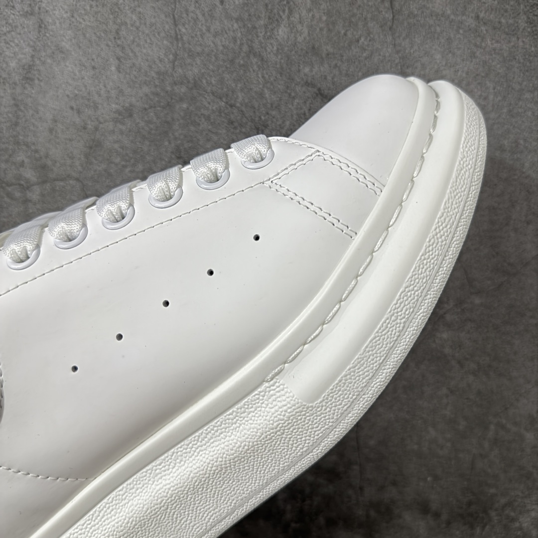 图片[6]-【HT纯原礼盒版】Alexander McQueen/亚历山大麦昆松糕鞋厚底增高小白鞋 黑珍珠 全市场配色最齐(100+配色) 性价比最高 同价位品质无敌 进口丝绸亚光原版正品 水染羊皮内里 羊皮垫脚 回弹度到位 耐磨又舒适 鞋底厚4.5cm 全套原版包装 配件齐全 官方一致 凹凸定制正品原盒包装 右脚鞋舌嵌入防伪芯片装置 外盒鞋标官方二维码扫码+防伪芯片 尺码：35-45-选品中心