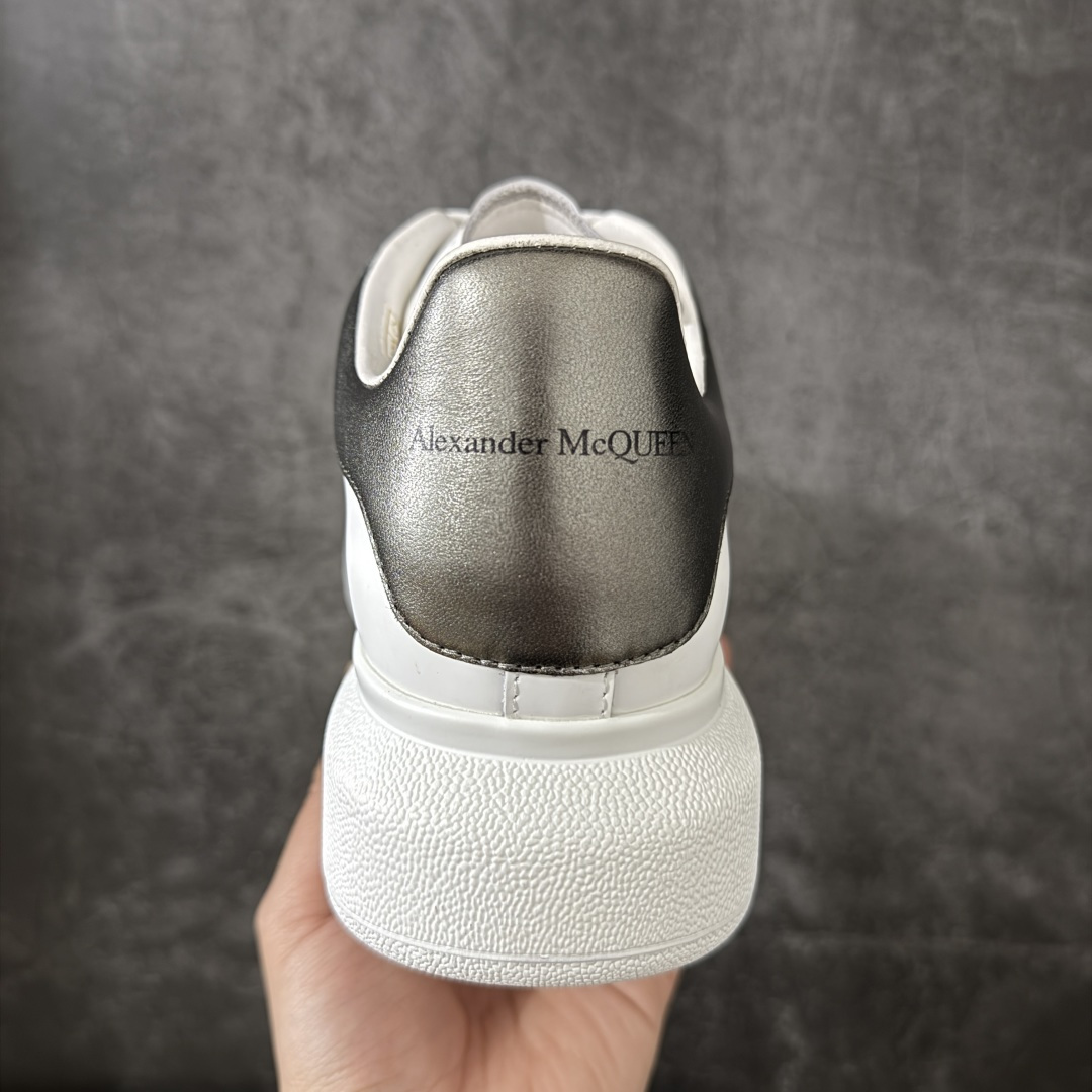 图片[4]-【HT纯原礼盒版】Alexander McQueen/亚历山大麦昆松糕鞋厚底增高小白鞋 黑珍珠 全市场配色最齐(100+配色) 性价比最高 同价位品质无敌 进口丝绸亚光原版正品 水染羊皮内里 羊皮垫脚 回弹度到位 耐磨又舒适 鞋底厚4.5cm 全套原版包装 配件齐全 官方一致 凹凸定制正品原盒包装 右脚鞋舌嵌入防伪芯片装置 外盒鞋标官方二维码扫码+防伪芯片 尺码：35-45-选品中心