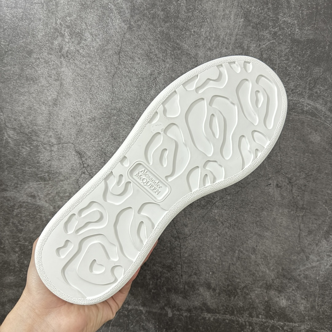 图片[9]-【HT纯原礼盒版】Alexander McQueen/亚历山大麦昆松糕鞋厚底增高小白鞋 黑珍珠 全市场配色最齐(100+配色) 性价比最高 同价位品质无敌 进口丝绸亚光原版正品 水染羊皮内里 羊皮垫脚 回弹度到位 耐磨又舒适 鞋底厚4.5cm 全套原版包装 配件齐全 官方一致 凹凸定制正品原盒包装 右脚鞋舌嵌入防伪芯片装置 外盒鞋标官方二维码扫码+防伪芯片 尺码：35-45-选品中心