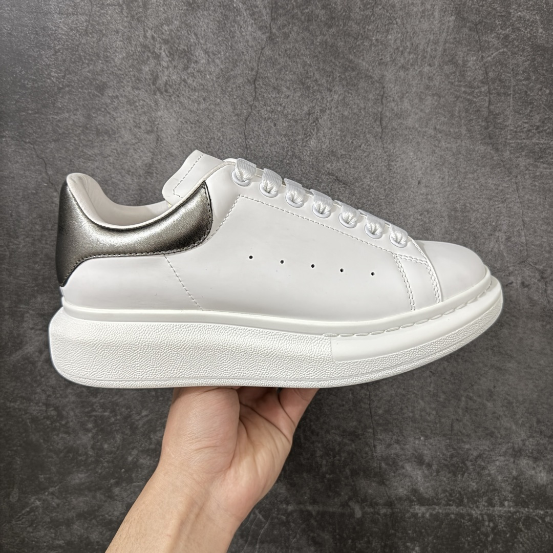 【HT纯原礼盒版】Alexander McQueen/亚历山大麦昆松糕鞋厚底增高小白鞋 黑珍珠 全市场配色最齐(100+配色) 性价比最高 同价位品质无敌 进口丝绸亚光原版正品 水染羊皮内里 羊皮垫脚 回弹度到位 耐磨又舒适 鞋底厚4.5cm 全套原版包装 配件齐全 官方一致 凹凸定制正品原盒包装 右脚鞋舌嵌入防伪芯片装置 外盒鞋标官方二维码扫码+防伪芯片 尺码：35-45-选品中心