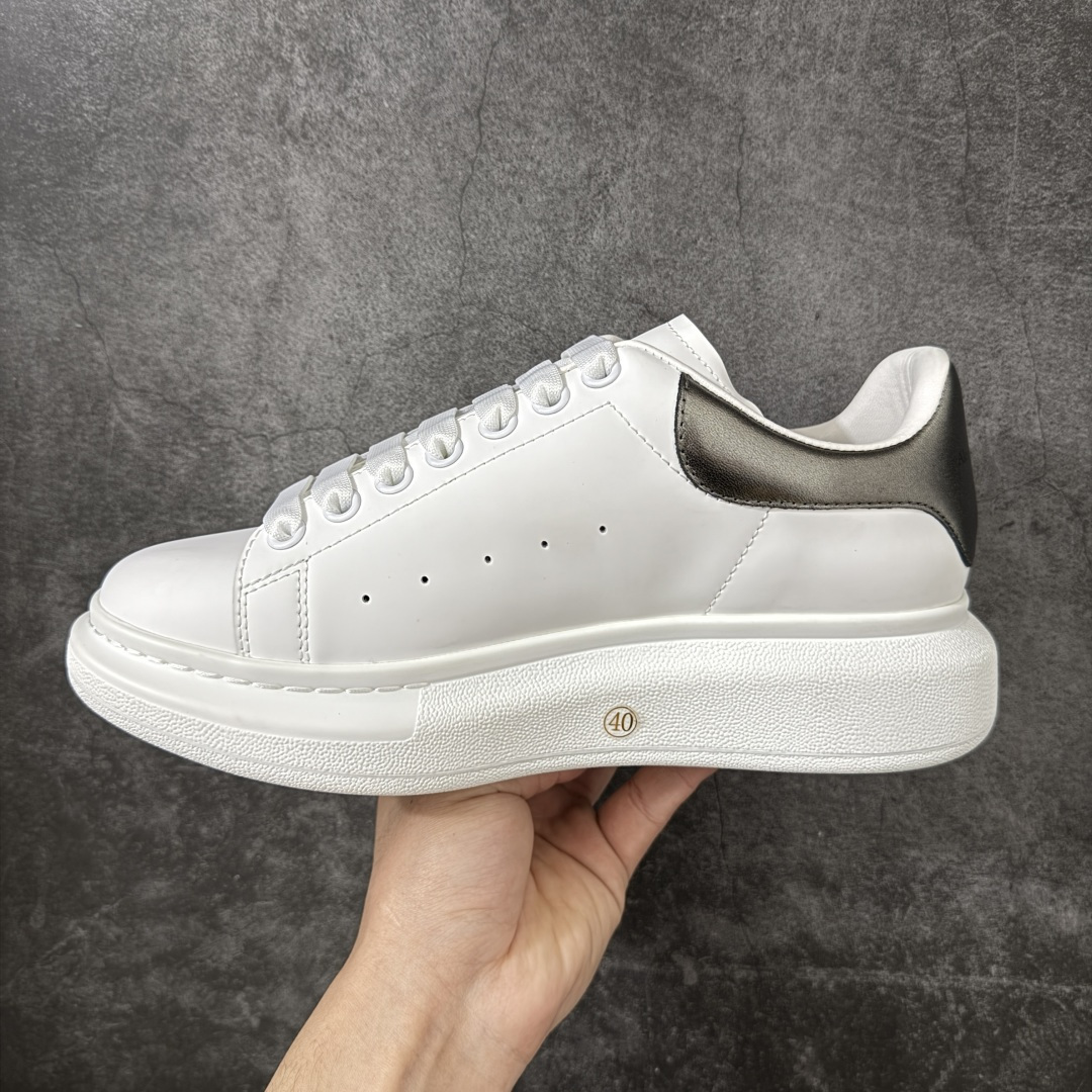 图片[2]-【HT纯原礼盒版】Alexander McQueen/亚历山大麦昆松糕鞋厚底增高小白鞋 黑珍珠 全市场配色最齐(100+配色) 性价比最高 同价位品质无敌 进口丝绸亚光原版正品 水染羊皮内里 羊皮垫脚 回弹度到位 耐磨又舒适 鞋底厚4.5cm 全套原版包装 配件齐全 官方一致 凹凸定制正品原盒包装 右脚鞋舌嵌入防伪芯片装置 外盒鞋标官方二维码扫码+防伪芯片 尺码：35-45-选品中心