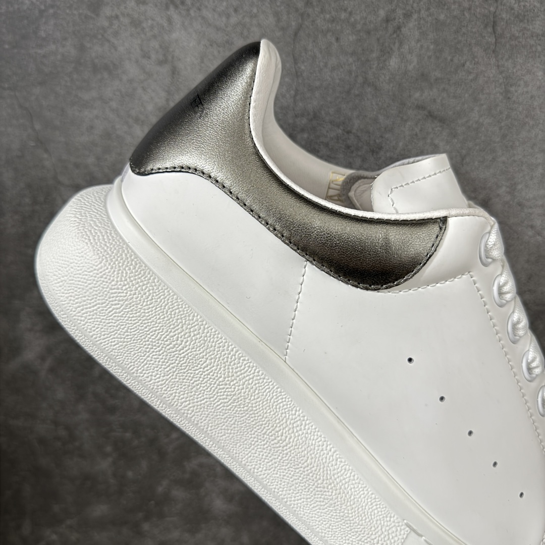 图片[7]-【HT纯原礼盒版】Alexander McQueen/亚历山大麦昆松糕鞋厚底增高小白鞋 黑珍珠 全市场配色最齐(100+配色) 性价比最高 同价位品质无敌 进口丝绸亚光原版正品 水染羊皮内里 羊皮垫脚 回弹度到位 耐磨又舒适 鞋底厚4.5cm 全套原版包装 配件齐全 官方一致 凹凸定制正品原盒包装 右脚鞋舌嵌入防伪芯片装置 外盒鞋标官方二维码扫码+防伪芯片 尺码：35-45-选品中心