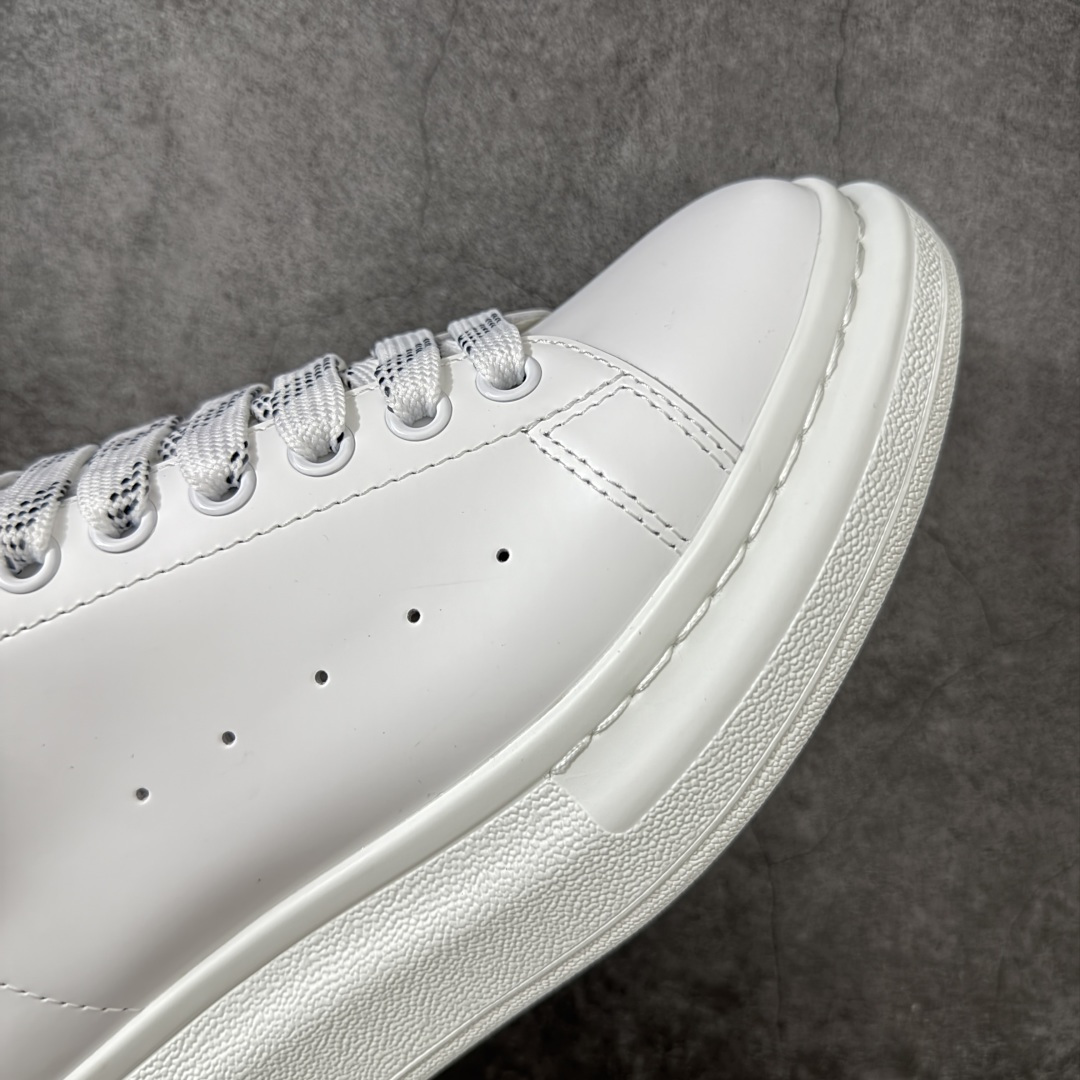 图片[6]-【HT纯原礼盒版】Alexander McQueen/亚历山大麦昆松糕鞋厚底增高小白鞋 黑绒尾 全市场配色最齐(100+配色) 性价比最高 同价位品质无敌 进口丝绸亚光原版正品 水染羊皮内里 羊皮垫脚 回弹度到位 耐磨又舒适 鞋底厚4.5cm 全套原版包装 配件齐全 官方一致 凹凸定制正品原盒包装 右脚鞋舌嵌入防伪芯片装置 外盒鞋标官方二维码扫码+防伪芯片 尺码：35-46-选品中心