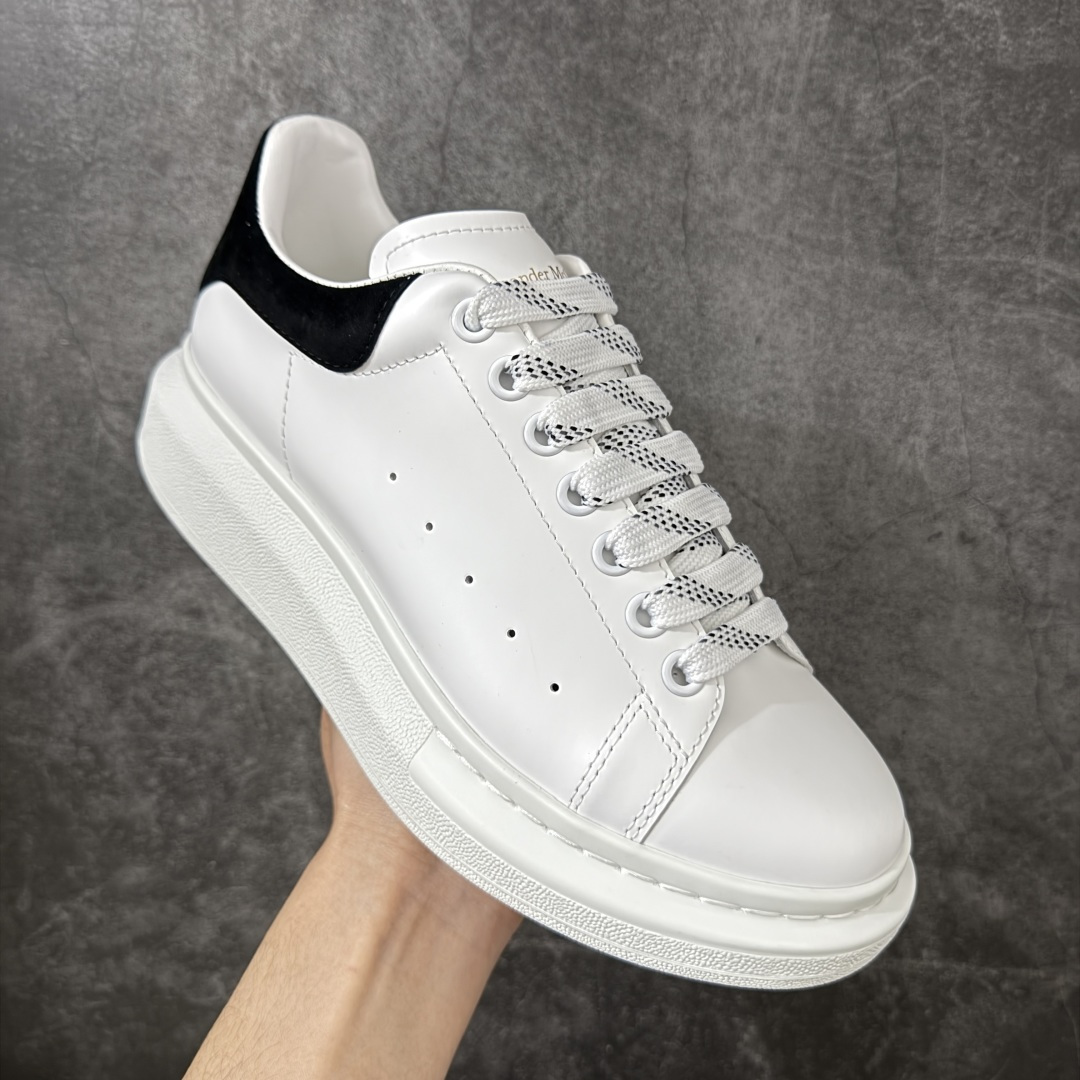 图片[3]-【HT纯原礼盒版】Alexander McQueen/亚历山大麦昆松糕鞋厚底增高小白鞋 黑绒尾 全市场配色最齐(100+配色) 性价比最高 同价位品质无敌 进口丝绸亚光原版正品 水染羊皮内里 羊皮垫脚 回弹度到位 耐磨又舒适 鞋底厚4.5cm 全套原版包装 配件齐全 官方一致 凹凸定制正品原盒包装 右脚鞋舌嵌入防伪芯片装置 外盒鞋标官方二维码扫码+防伪芯片 尺码：35-46-选品中心