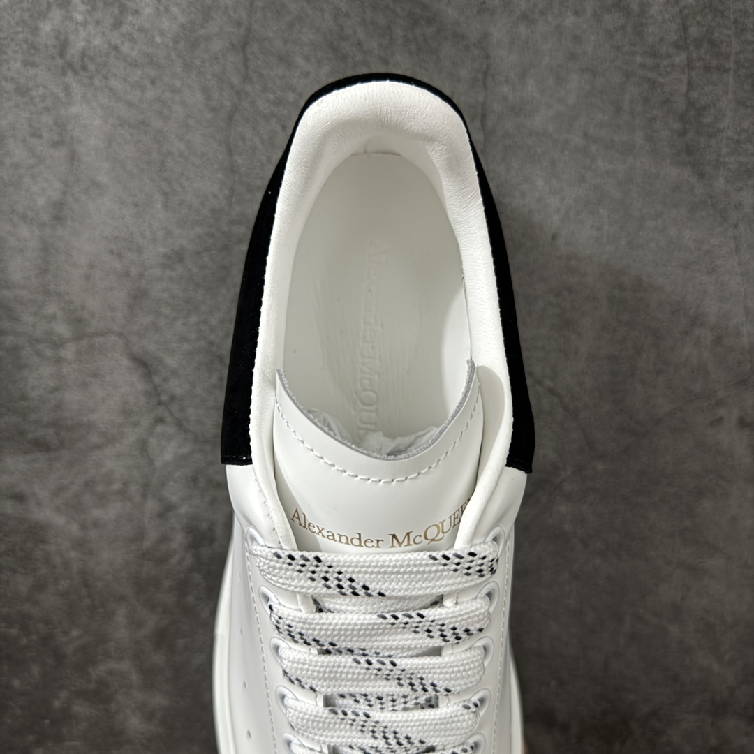 图片[8]-【HT纯原礼盒版】Alexander McQueen/亚历山大麦昆松糕鞋厚底增高小白鞋 黑绒尾 全市场配色最齐(100+配色) 性价比最高 同价位品质无敌 进口丝绸亚光原版正品 水染羊皮内里 羊皮垫脚 回弹度到位 耐磨又舒适 鞋底厚4.5cm 全套原版包装 配件齐全 官方一致 凹凸定制正品原盒包装 右脚鞋舌嵌入防伪芯片装置 外盒鞋标官方二维码扫码+防伪芯片 尺码：35-46-选品中心