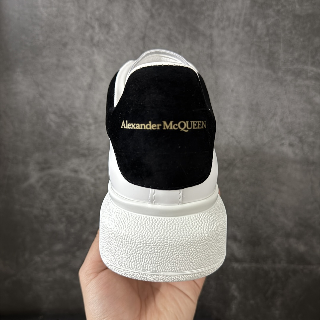图片[4]-【HT纯原礼盒版】Alexander McQueen/亚历山大麦昆松糕鞋厚底增高小白鞋 黑绒尾 全市场配色最齐(100+配色) 性价比最高 同价位品质无敌 进口丝绸亚光原版正品 水染羊皮内里 羊皮垫脚 回弹度到位 耐磨又舒适 鞋底厚4.5cm 全套原版包装 配件齐全 官方一致 凹凸定制正品原盒包装 右脚鞋舌嵌入防伪芯片装置 外盒鞋标官方二维码扫码+防伪芯片 尺码：35-46-选品中心