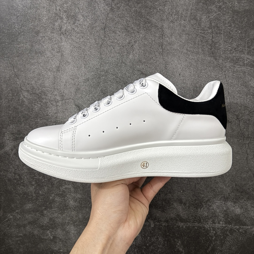 图片[2]-【HT纯原礼盒版】Alexander McQueen/亚历山大麦昆松糕鞋厚底增高小白鞋 黑绒尾 全市场配色最齐(100+配色) 性价比最高 同价位品质无敌 进口丝绸亚光原版正品 水染羊皮内里 羊皮垫脚 回弹度到位 耐磨又舒适 鞋底厚4.5cm 全套原版包装 配件齐全 官方一致 凹凸定制正品原盒包装 右脚鞋舌嵌入防伪芯片装置 外盒鞋标官方二维码扫码+防伪芯片 尺码：35-46-选品中心