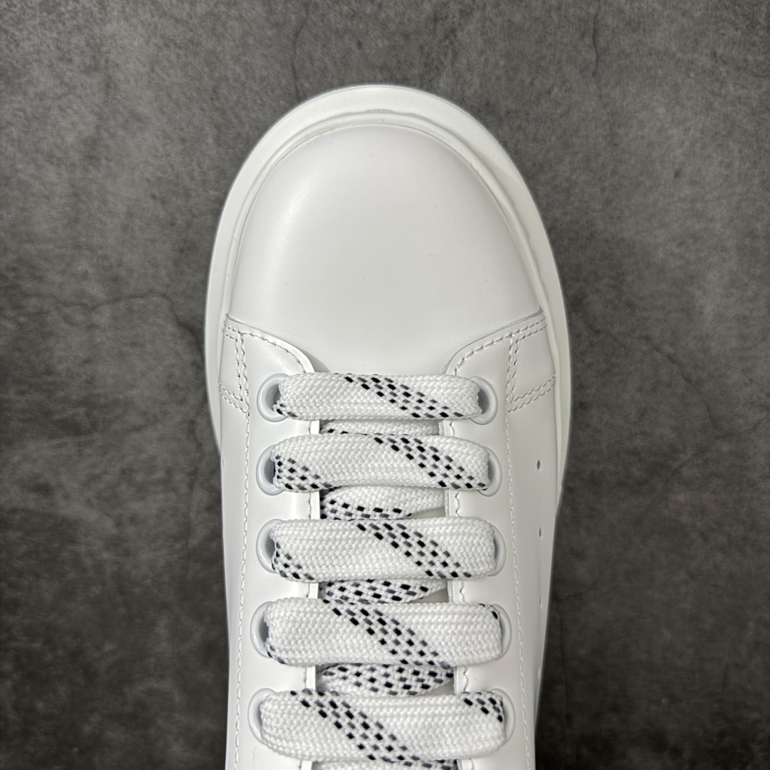 图片[5]-【HT纯原礼盒版】Alexander McQueen/亚历山大麦昆松糕鞋厚底增高小白鞋 黑绒尾 全市场配色最齐(100+配色) 性价比最高 同价位品质无敌 进口丝绸亚光原版正品 水染羊皮内里 羊皮垫脚 回弹度到位 耐磨又舒适 鞋底厚4.5cm 全套原版包装 配件齐全 官方一致 凹凸定制正品原盒包装 右脚鞋舌嵌入防伪芯片装置 外盒鞋标官方二维码扫码+防伪芯片 尺码：35-46-选品中心