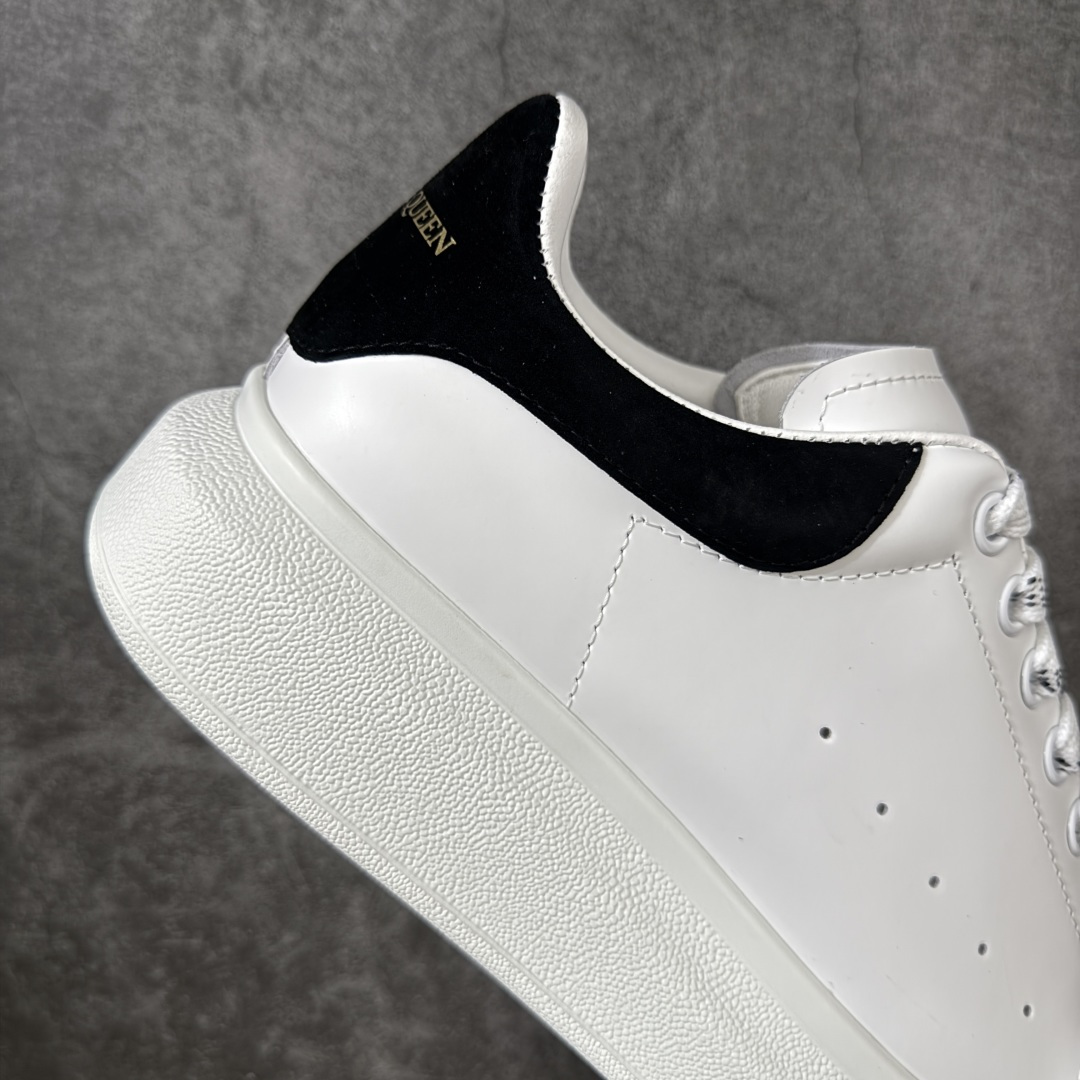 图片[7]-【HT纯原礼盒版】Alexander McQueen/亚历山大麦昆松糕鞋厚底增高小白鞋 黑绒尾 全市场配色最齐(100+配色) 性价比最高 同价位品质无敌 进口丝绸亚光原版正品 水染羊皮内里 羊皮垫脚 回弹度到位 耐磨又舒适 鞋底厚4.5cm 全套原版包装 配件齐全 官方一致 凹凸定制正品原盒包装 右脚鞋舌嵌入防伪芯片装置 外盒鞋标官方二维码扫码+防伪芯片 尺码：35-46-选品中心