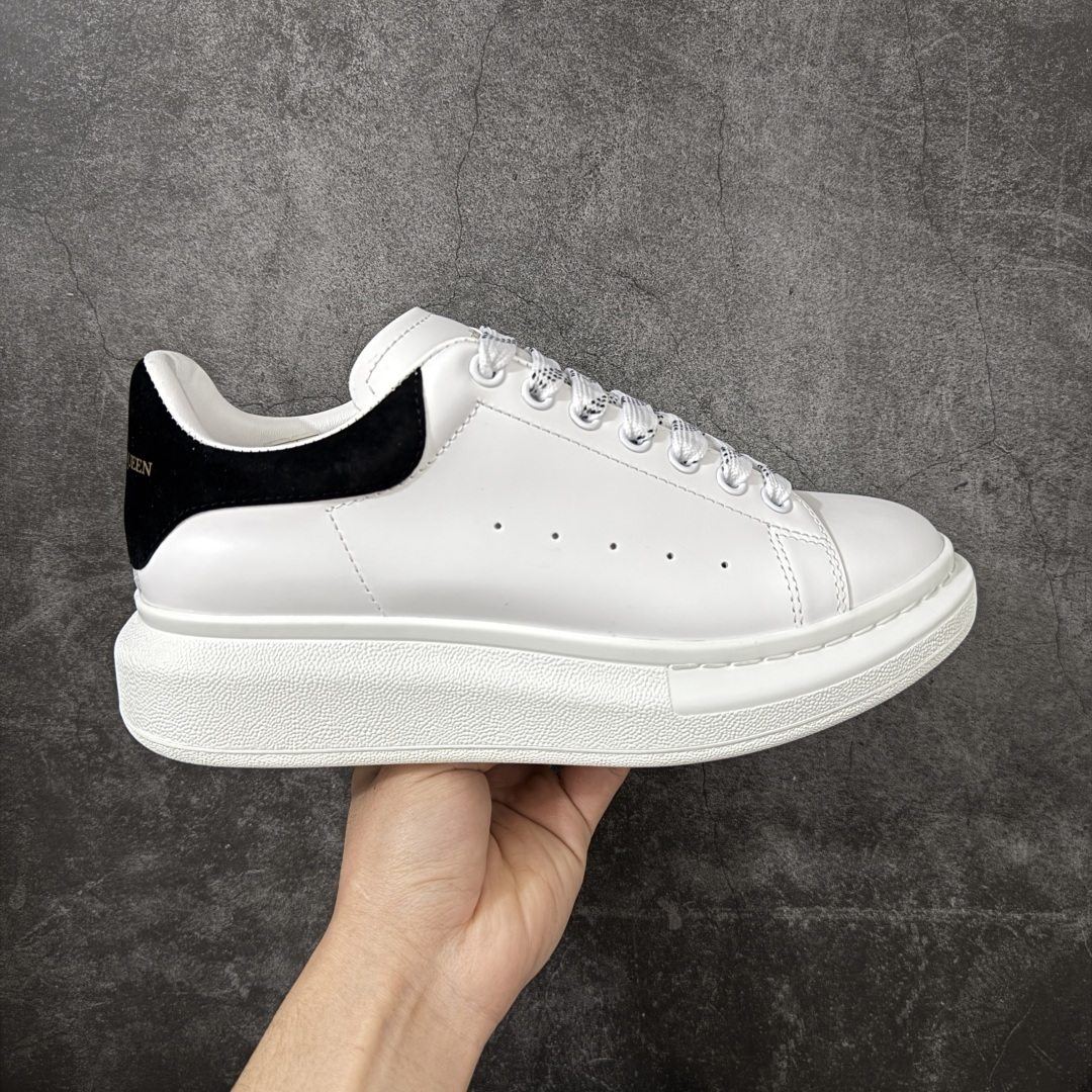 【HT纯原礼盒版】Alexander McQueen/亚历山大麦昆松糕鞋厚底增高小白鞋 黑绒尾 全市场配色最齐(100+配色) 性价比最高 同价位品质无敌 进口丝绸亚光原版正品 水染羊皮内里 羊皮垫脚 回弹度到位 耐磨又舒适 鞋底厚4.5cm 全套原版包装 配件齐全 官方一致 凹凸定制正品原盒包装 右脚鞋舌嵌入防伪芯片装置 外盒鞋标官方二维码扫码+防伪芯片 尺码：35-46-选品中心