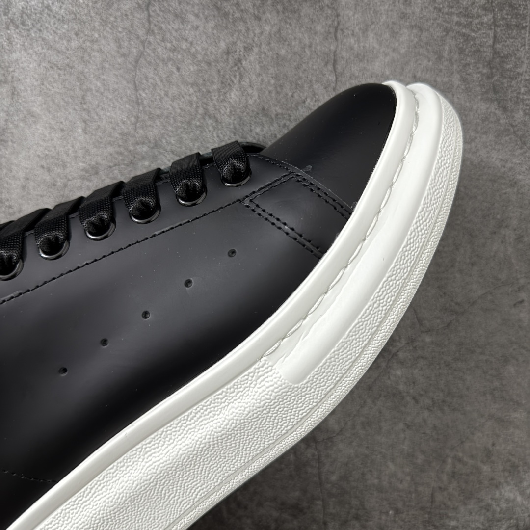 图片[6]-【HT纯原礼盒版】Alexander McQueen/亚历山大麦昆松糕鞋厚底增高小白鞋 黑白皮尾白底 全市场配色最齐(100+配色) 性价比最高 同价位品质无敌 进口丝绸亚光原版正品 水染羊皮内里 羊皮垫脚 回弹度到位 耐磨又舒适 鞋底厚4.5cm 全套原版包装 配件齐全 官方一致 凹凸定制正品原盒包装 右脚鞋舌嵌入防伪芯片装置 外盒鞋标官方二维码扫码+防伪芯片 尺码：39-45-选品中心