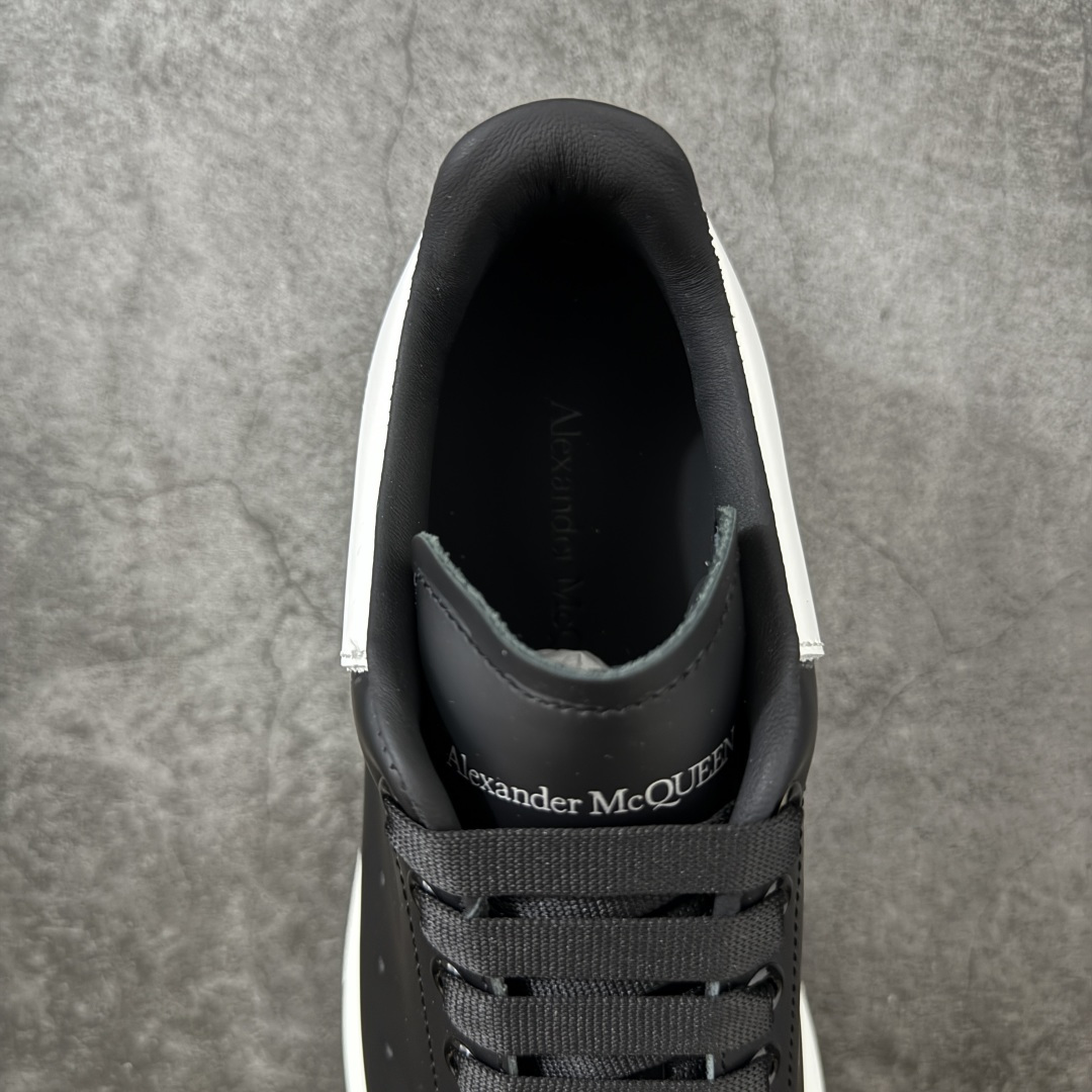 图片[8]-【HT纯原礼盒版】Alexander McQueen/亚历山大麦昆松糕鞋厚底增高小白鞋 黑白皮尾白底 全市场配色最齐(100+配色) 性价比最高 同价位品质无敌 进口丝绸亚光原版正品 水染羊皮内里 羊皮垫脚 回弹度到位 耐磨又舒适 鞋底厚4.5cm 全套原版包装 配件齐全 官方一致 凹凸定制正品原盒包装 右脚鞋舌嵌入防伪芯片装置 外盒鞋标官方二维码扫码+防伪芯片 尺码：39-45-选品中心
