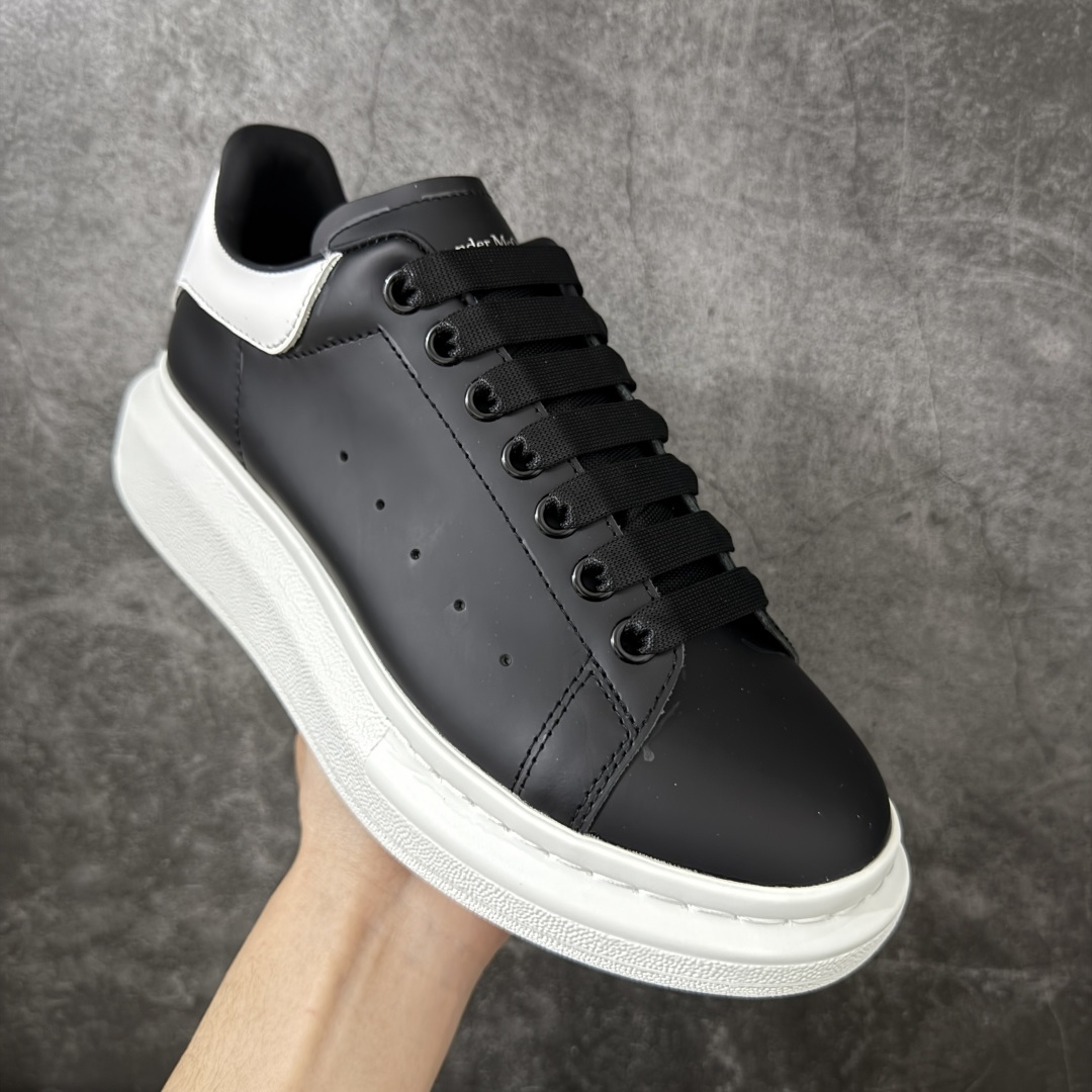 图片[3]-【HT纯原礼盒版】Alexander McQueen/亚历山大麦昆松糕鞋厚底增高小白鞋 黑白皮尾白底 全市场配色最齐(100+配色) 性价比最高 同价位品质无敌 进口丝绸亚光原版正品 水染羊皮内里 羊皮垫脚 回弹度到位 耐磨又舒适 鞋底厚4.5cm 全套原版包装 配件齐全 官方一致 凹凸定制正品原盒包装 右脚鞋舌嵌入防伪芯片装置 外盒鞋标官方二维码扫码+防伪芯片 尺码：39-45-选品中心