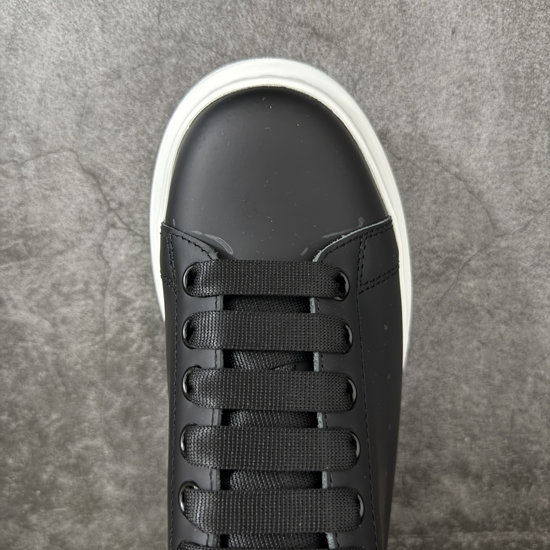 图片[5]-【HT纯原礼盒版】Alexander McQueen/亚历山大麦昆松糕鞋厚底增高小白鞋 黑白皮尾白底 全市场配色最齐(100+配色) 性价比最高 同价位品质无敌 进口丝绸亚光原版正品 水染羊皮内里 羊皮垫脚 回弹度到位 耐磨又舒适 鞋底厚4.5cm 全套原版包装 配件齐全 官方一致 凹凸定制正品原盒包装 右脚鞋舌嵌入防伪芯片装置 外盒鞋标官方二维码扫码+防伪芯片 尺码：39-45-选品中心