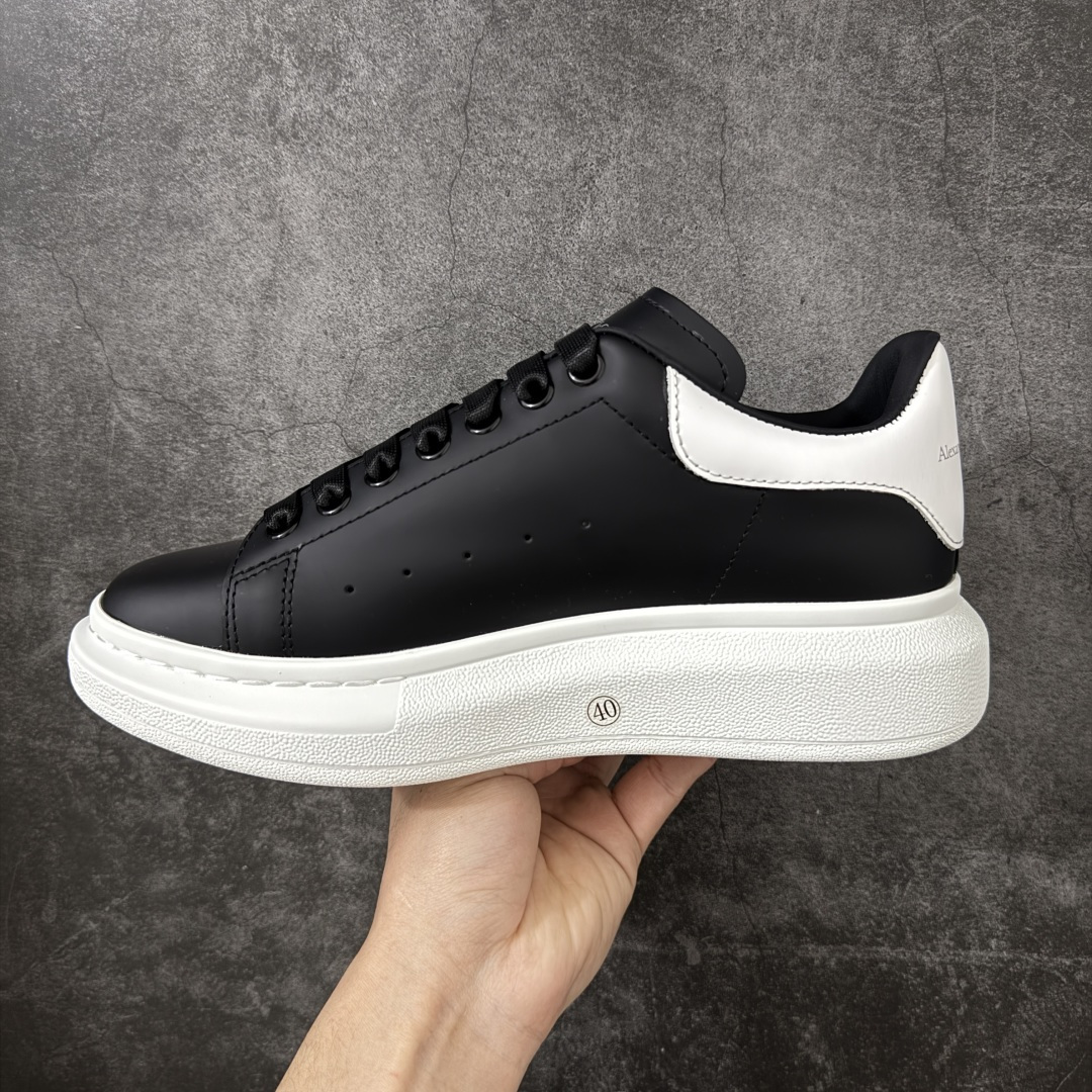 图片[2]-【HT纯原礼盒版】Alexander McQueen/亚历山大麦昆松糕鞋厚底增高小白鞋 黑白皮尾白底 全市场配色最齐(100+配色) 性价比最高 同价位品质无敌 进口丝绸亚光原版正品 水染羊皮内里 羊皮垫脚 回弹度到位 耐磨又舒适 鞋底厚4.5cm 全套原版包装 配件齐全 官方一致 凹凸定制正品原盒包装 右脚鞋舌嵌入防伪芯片装置 外盒鞋标官方二维码扫码+防伪芯片 尺码：39-45-选品中心